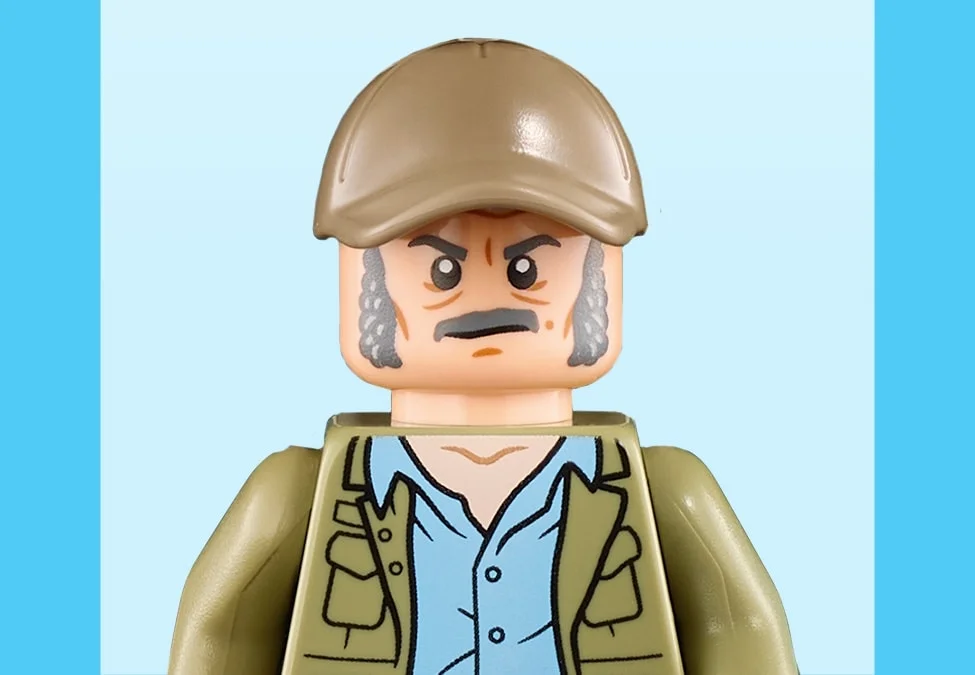 Prim-plan cu minifigurina Quint din setul LEGO Jaws, cu detalii ale feței și ale hainelor.