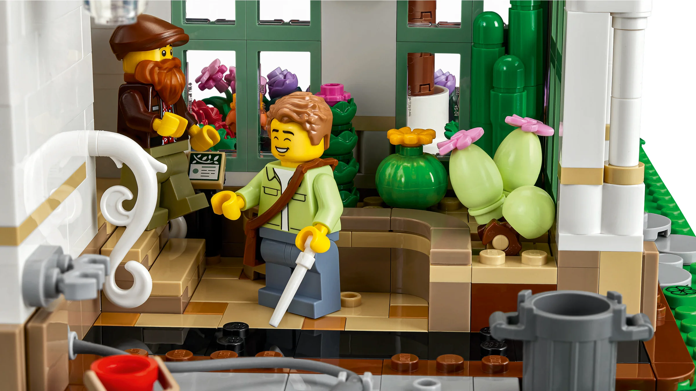Prim-plan cu minifigurinele în grădina botanică LEGO, accent pe detalii și interacțiune.