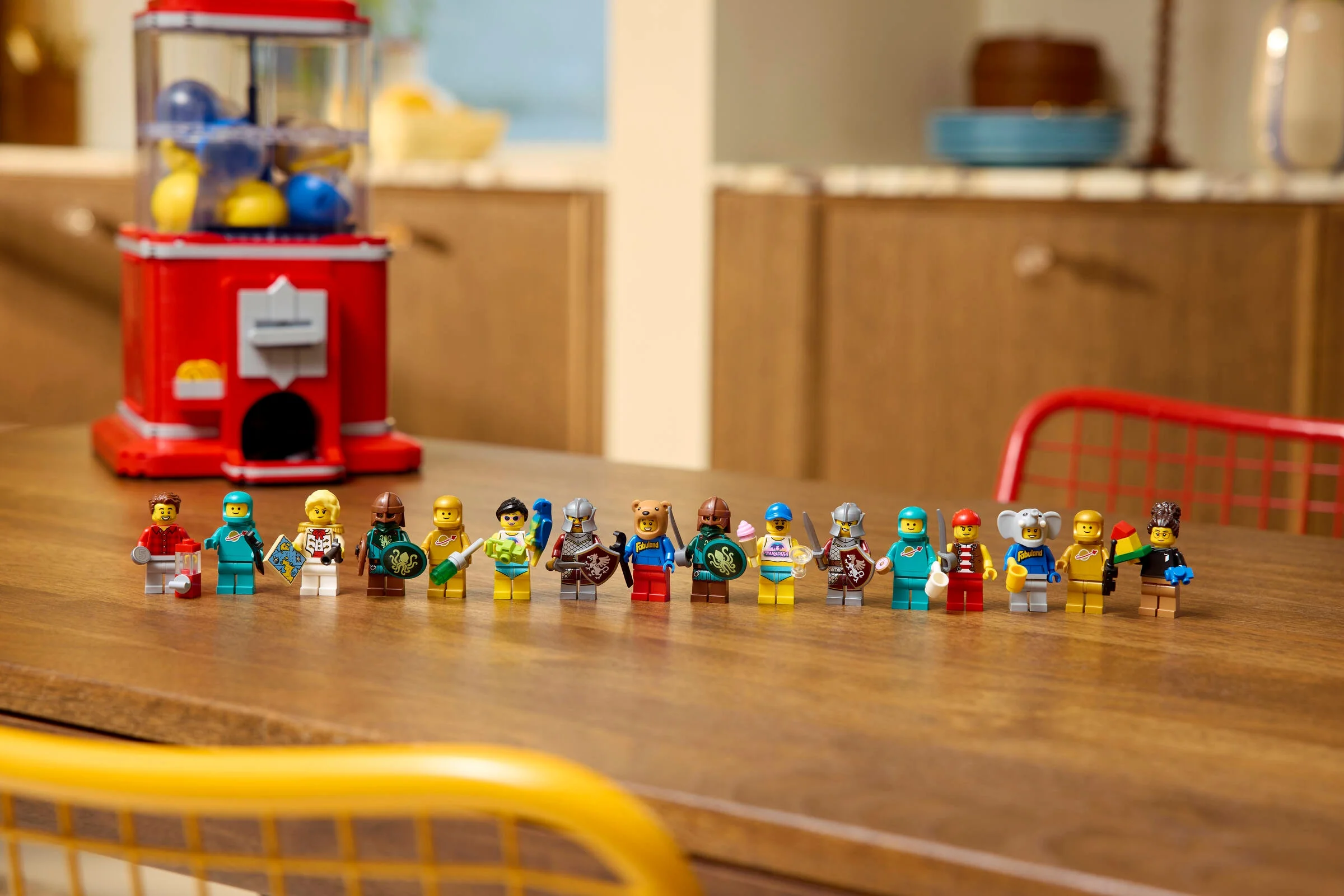 O imagine care prezintă toate minifigurinele setului 21358, Mașina de vândut minifigurine.