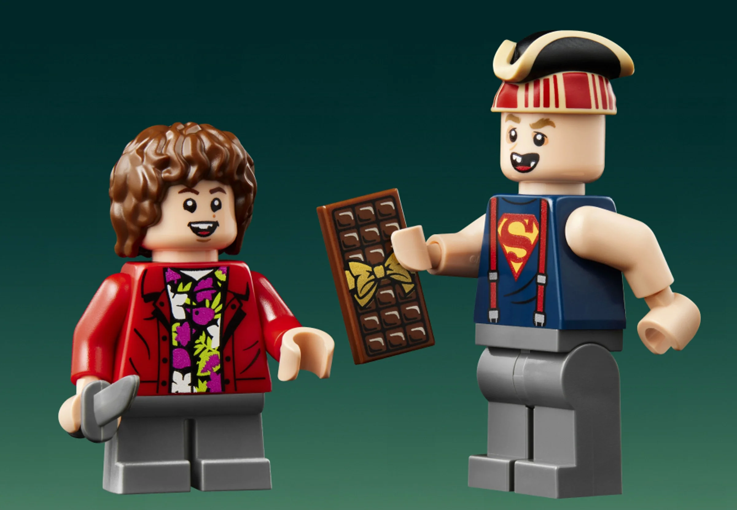 Mini-figurinele LEGO Sloth și Chunk din Goonies, cu ciocolată și cuțit. Detalii amuzante.