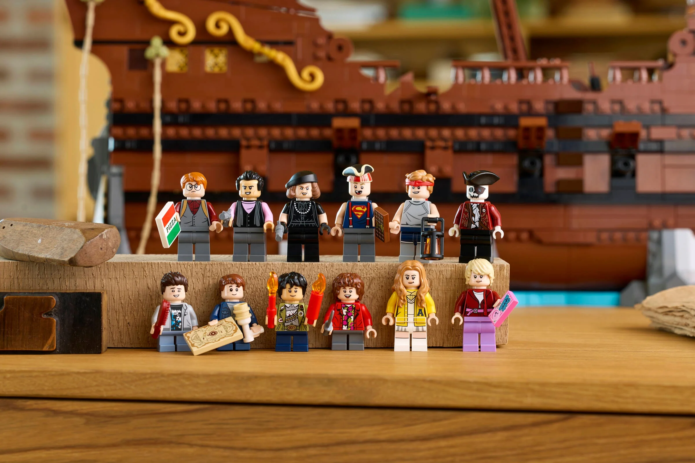 Setul LEGO Goonies 21363 include toate minifigurinele personajelor principale și nava piraților.