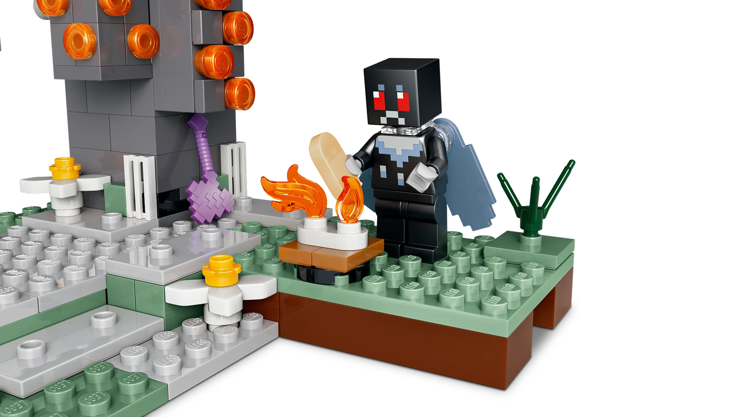 Prim-plan cu Striderul Lego Minecraft, torțe și detalii din decorul din grădina palidă.