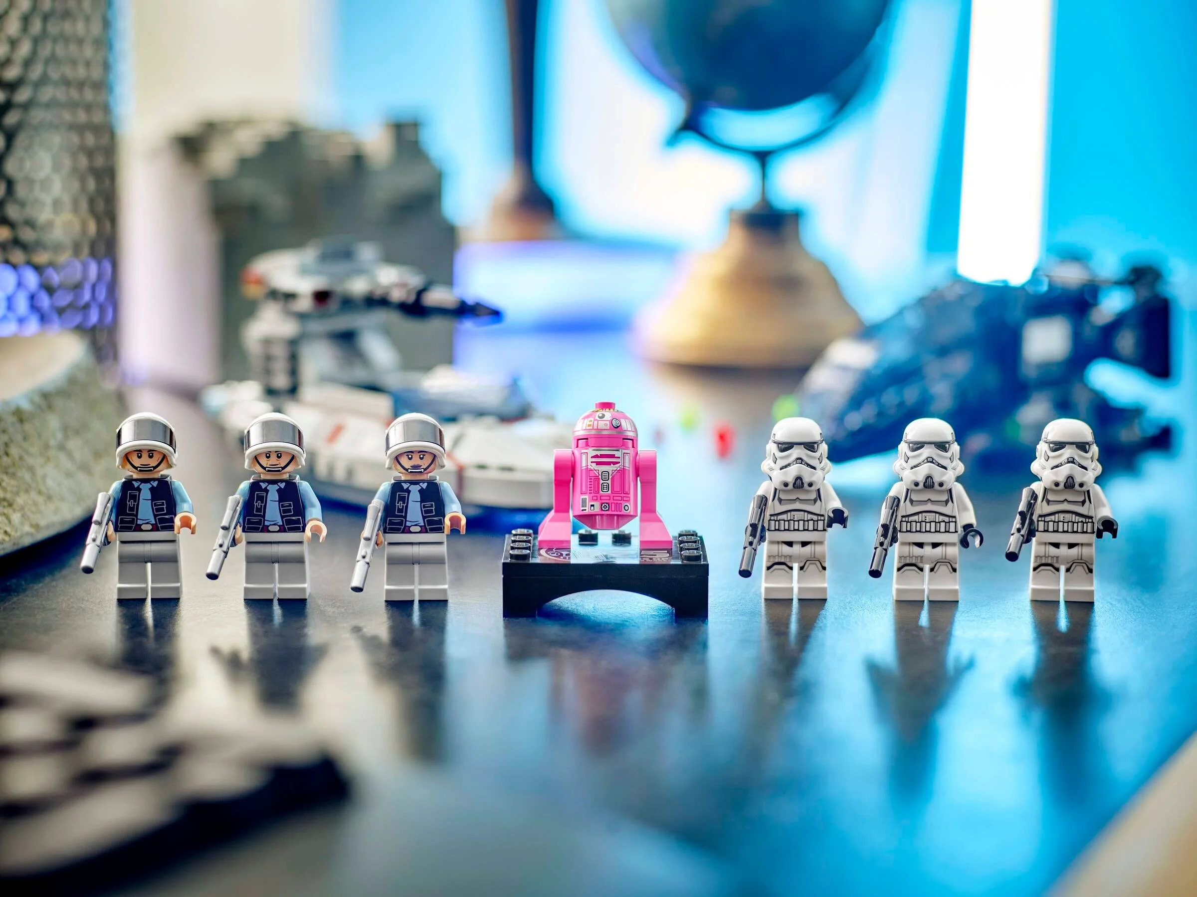 Imagine cu minifigurinele LEGO Star Wars din setul 40755: soldați rebeli, R4-E1 și Stormtrooperi.
