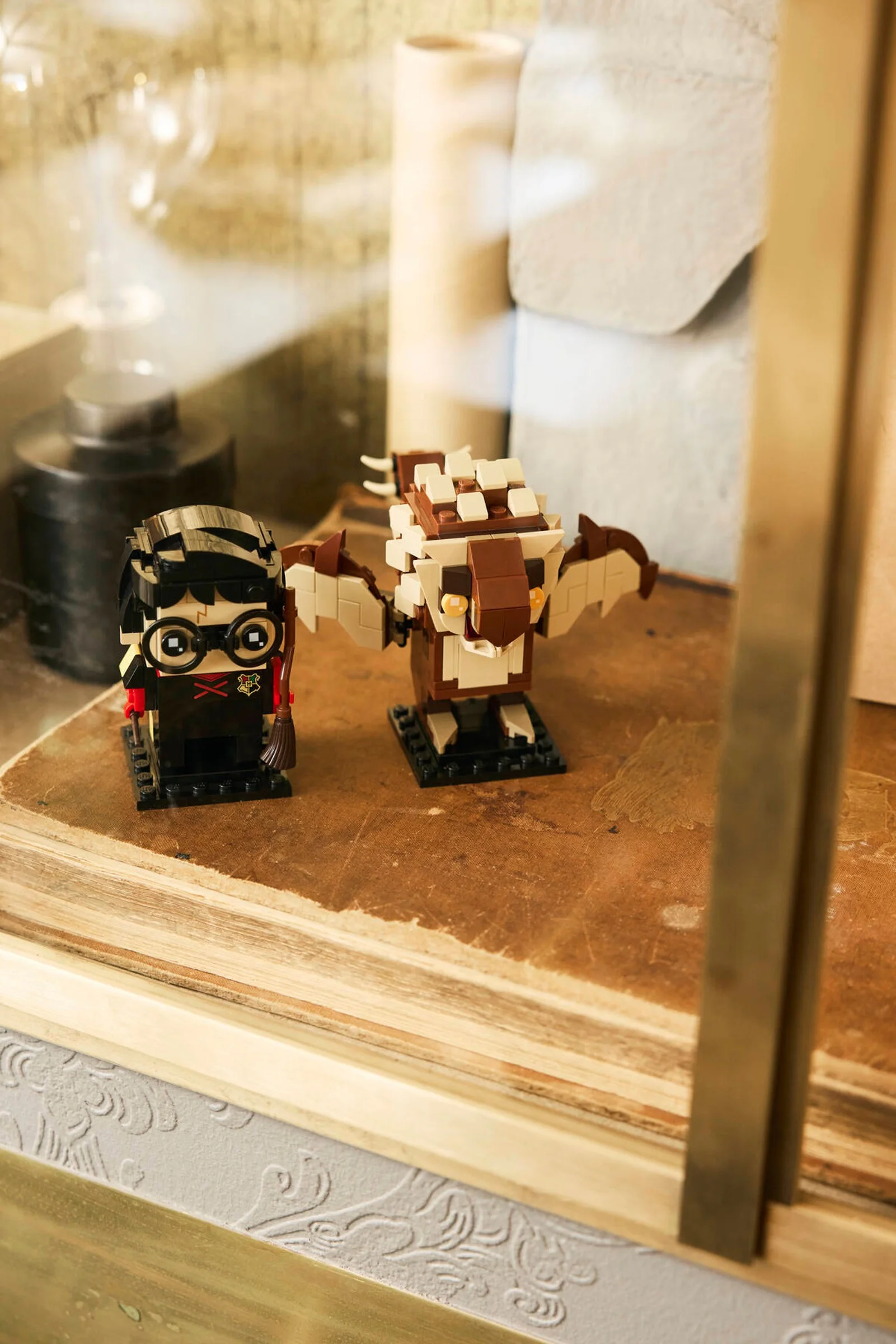 Imagine cu minifigurinele Harry Potter și un dragon din setul LEGO Goblet of Fire, stil BrickHeadz.