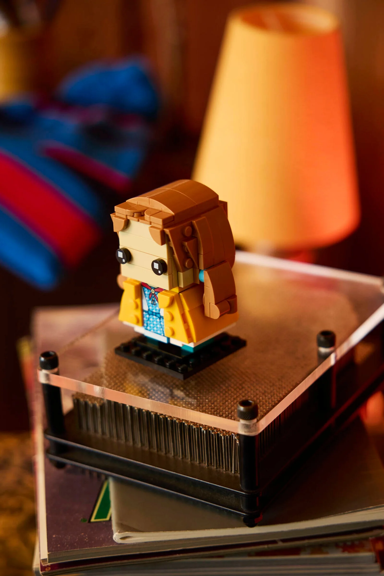 Imagine cu figurina BrickHeadz a lui Max din Stranger Things, detaliată și colorată.
