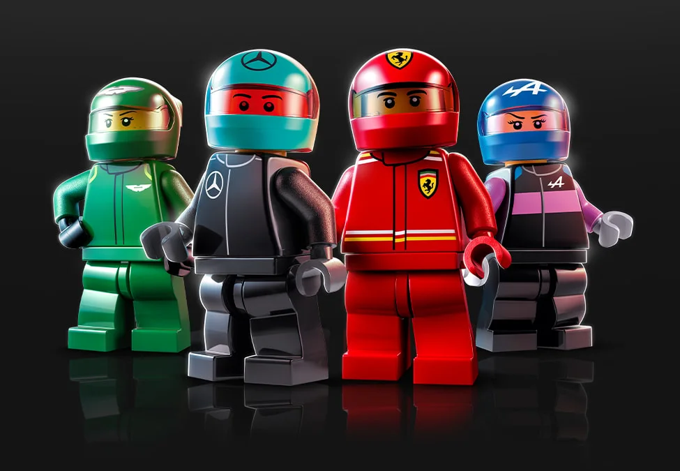 Grup de patru minifigurine LEGO cu căști și costume de curse diverse. Detalii vizibile.