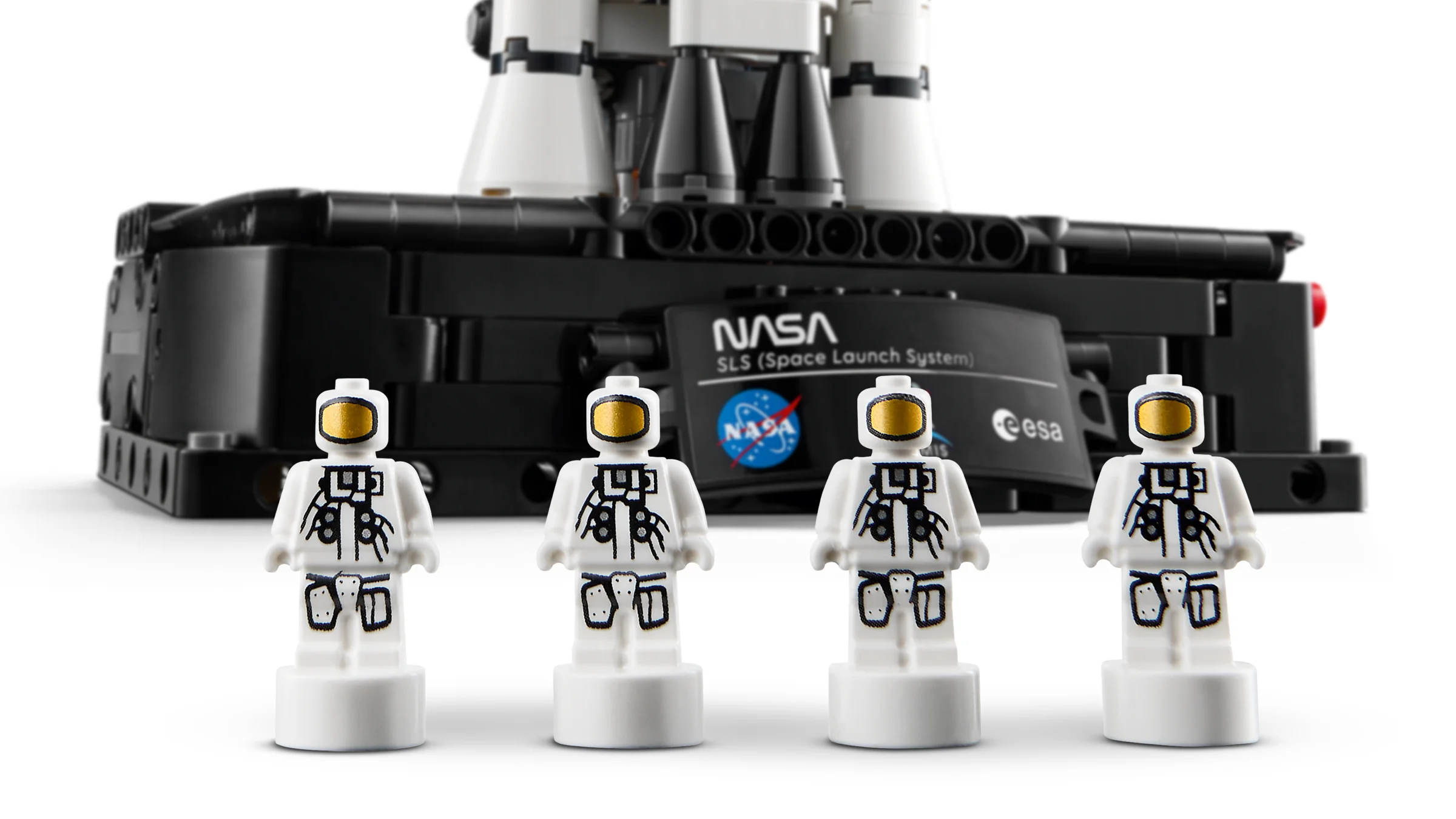 Prezintă patru minifigurine astronaut și o parte a rachetei NASA Artemis. 