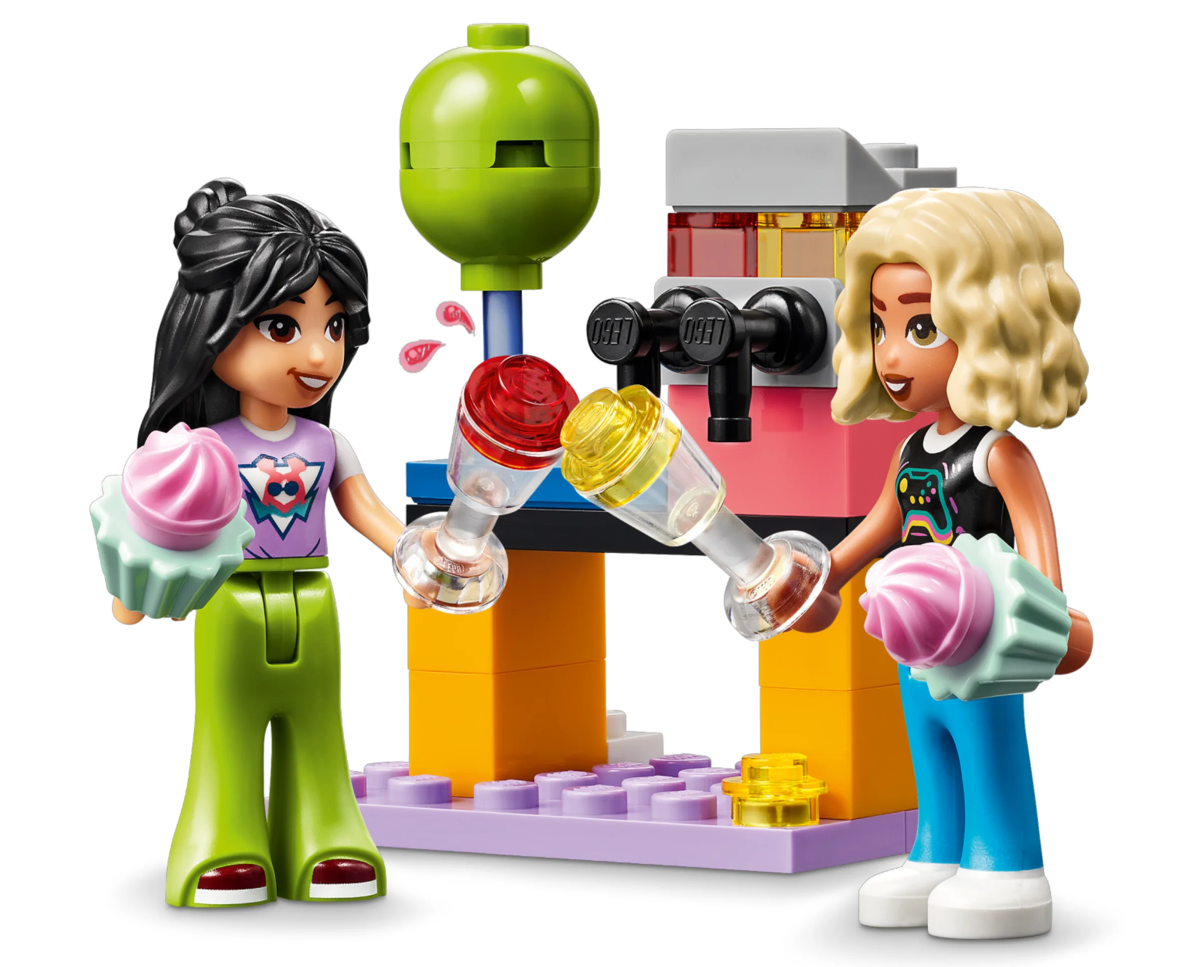 Două minifigurine LEGO Friends cu băuturi, pregătite de petrecere la karaoke.