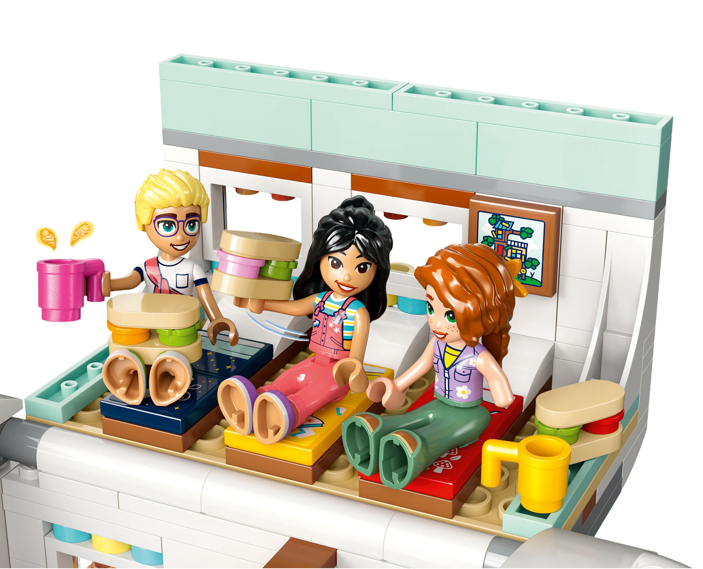 Trei minifigurine Friends stând în interiorul furgonetei, savurând gustări.