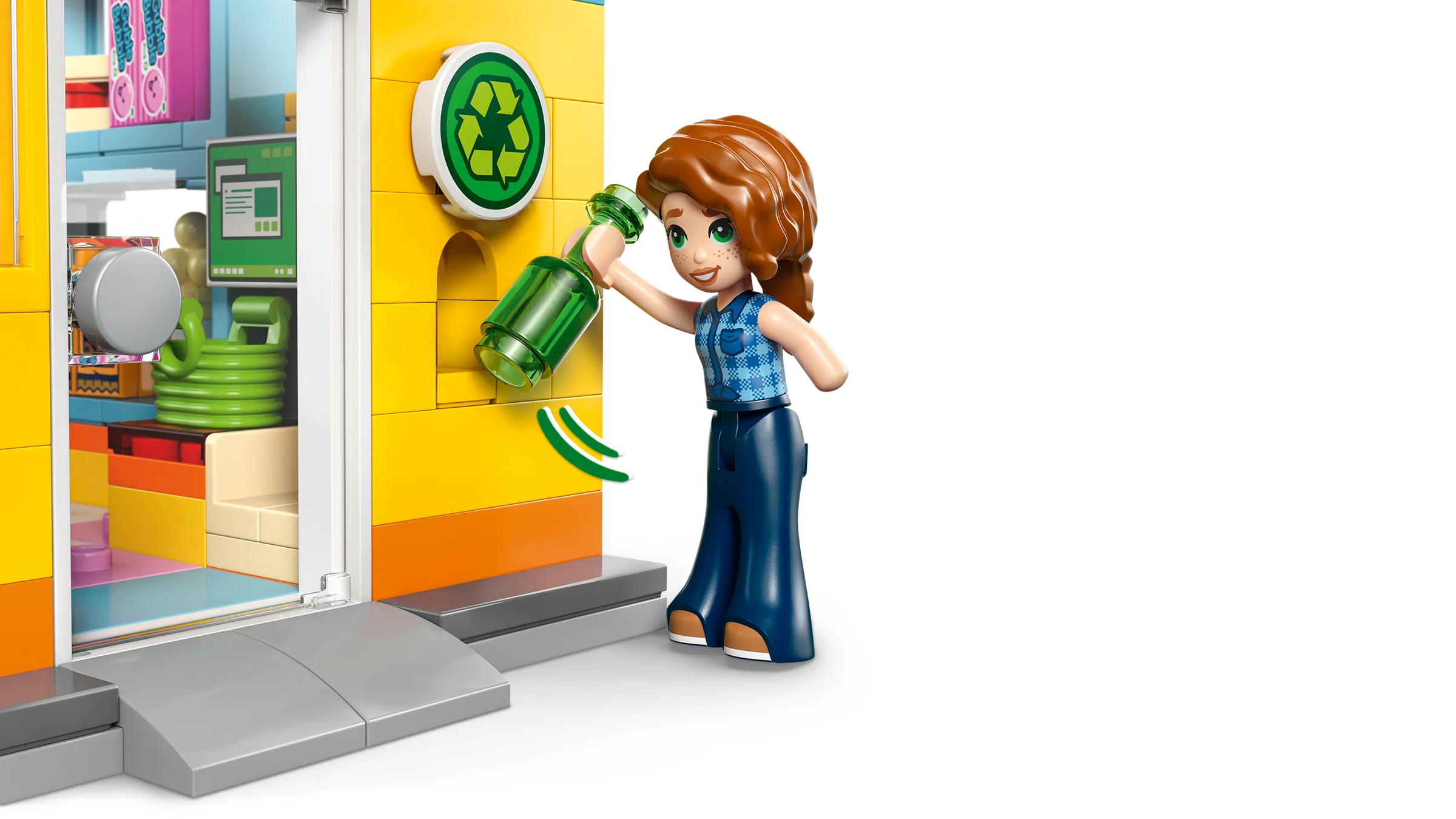 O minifigurină aruncă o sticlă într-un coș de reciclare la mini supermarket. Reciclare responsabilă!