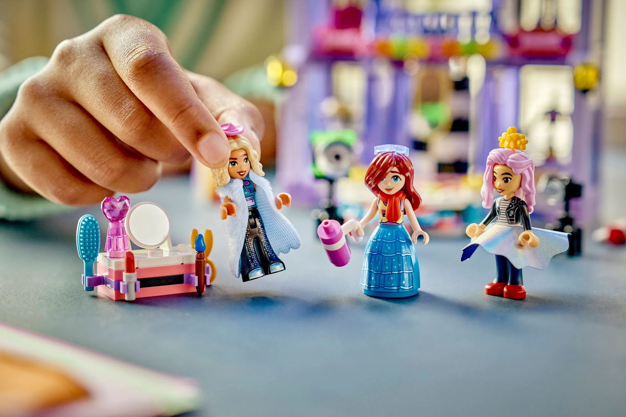 Imagine cu mini-figurinele LEGO Friends la un show de modă. Accesorii și clădirea în fundal.