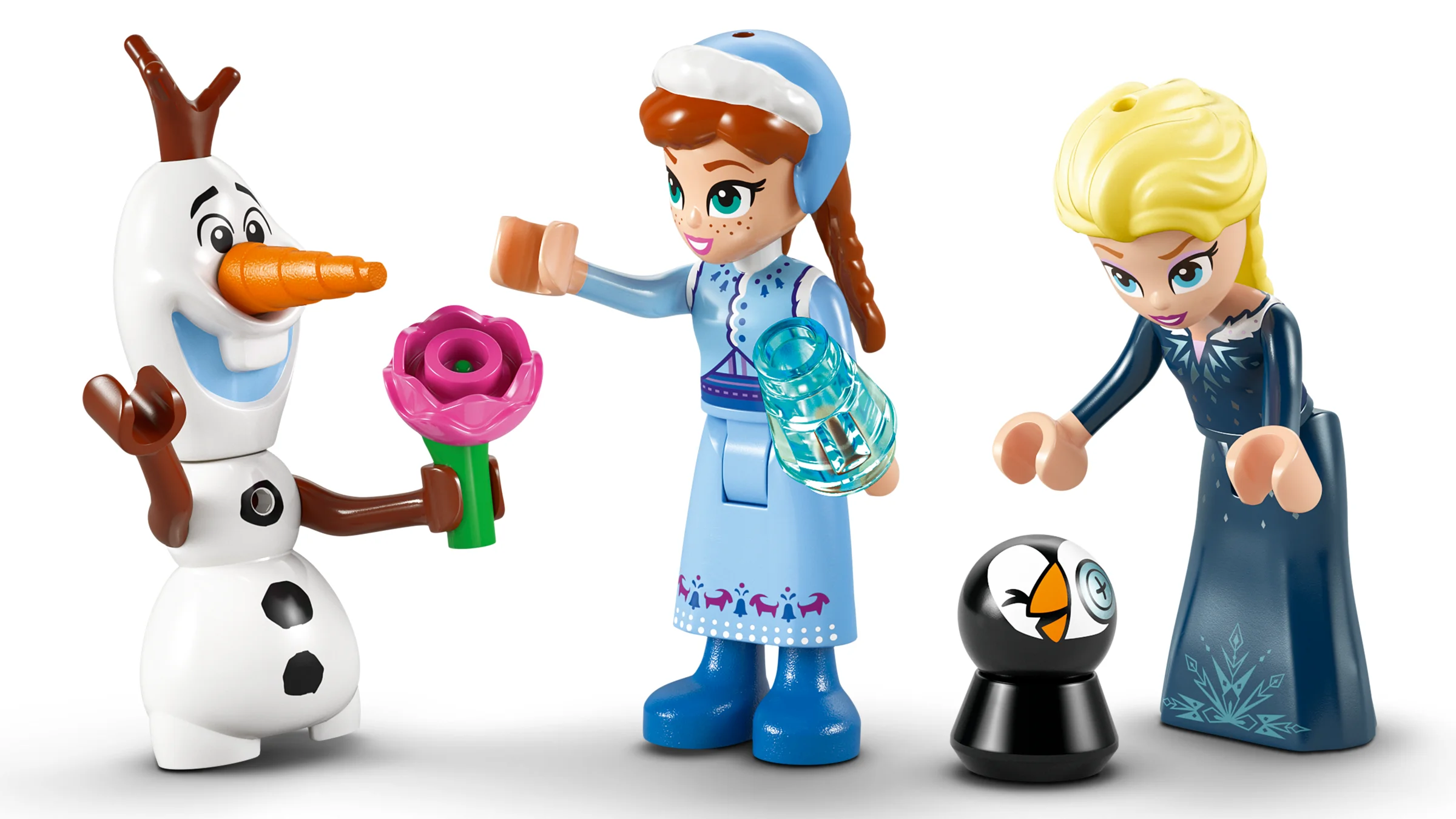 Prim-plan cu minifigurinele Olaf, Anna, Elsa și Pabbie din setul Arendelle.