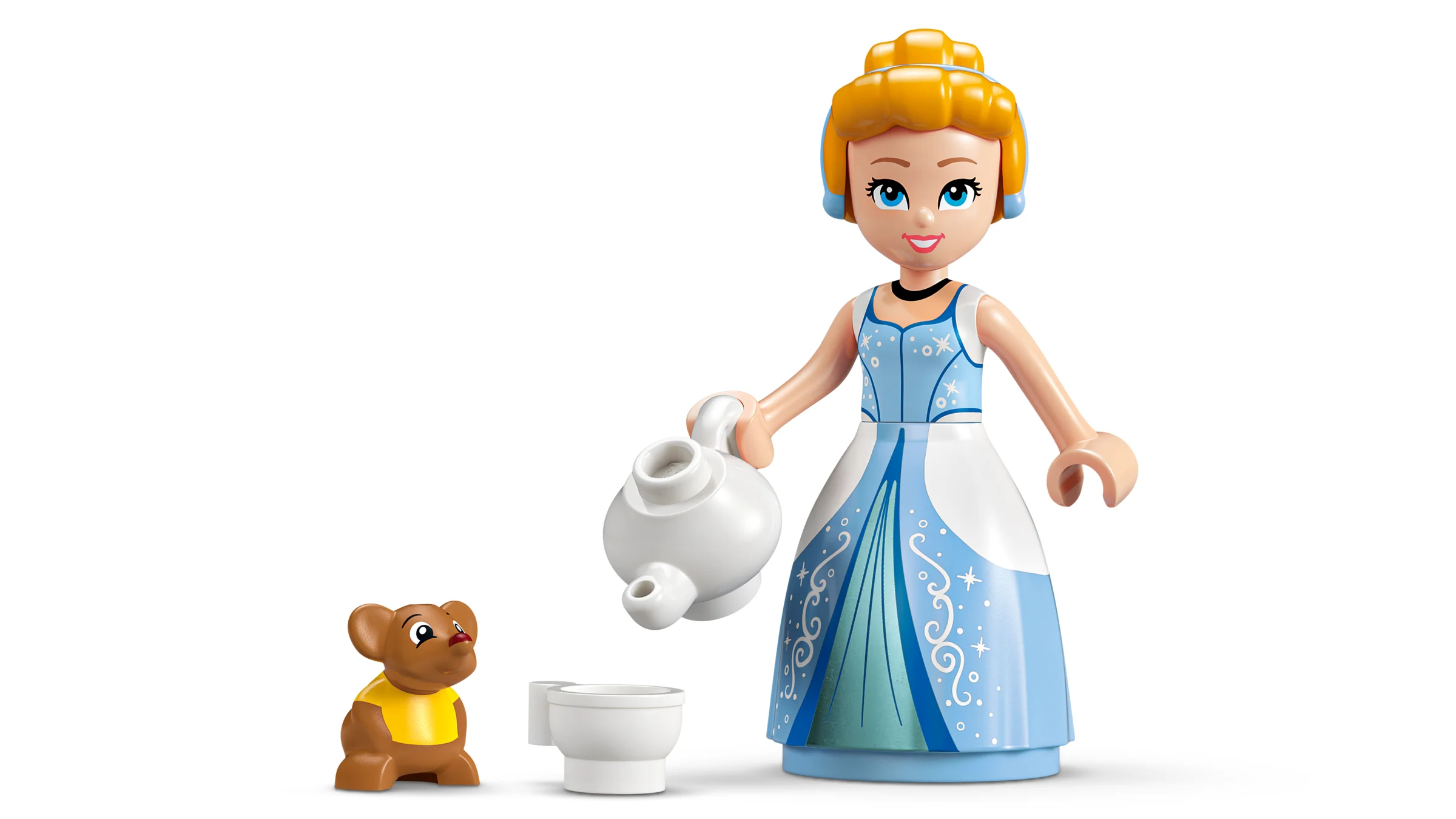 Imagine cu mini-păpușa Cenușăreasa LEGO și un ursuleț, turnând dintr-o ceainic într-o ceașcă.