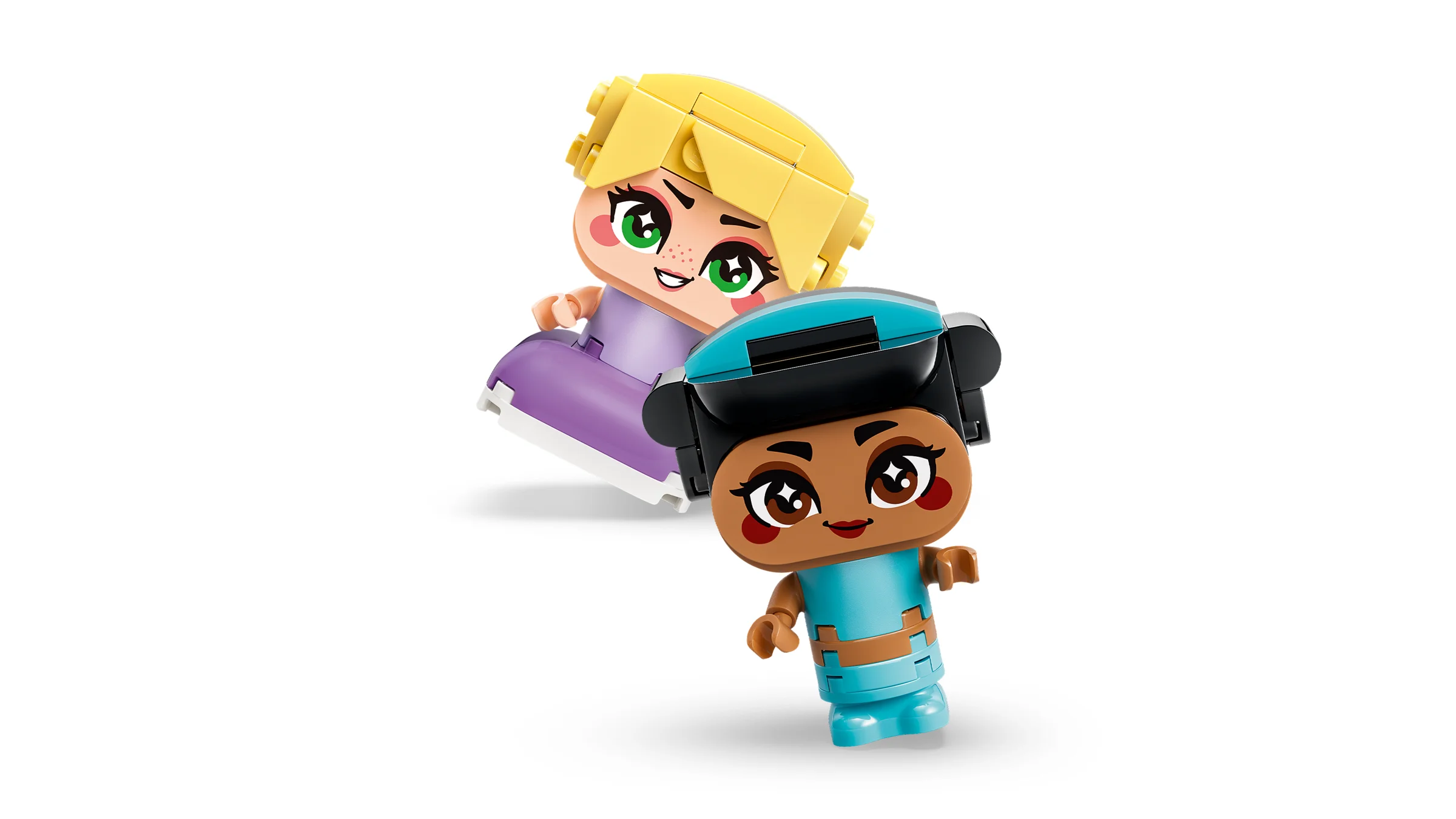 Prim-plan cu mini-figurinele LEGO Jasmine și Rapunzel, detalii ale fețelor și costumelor.