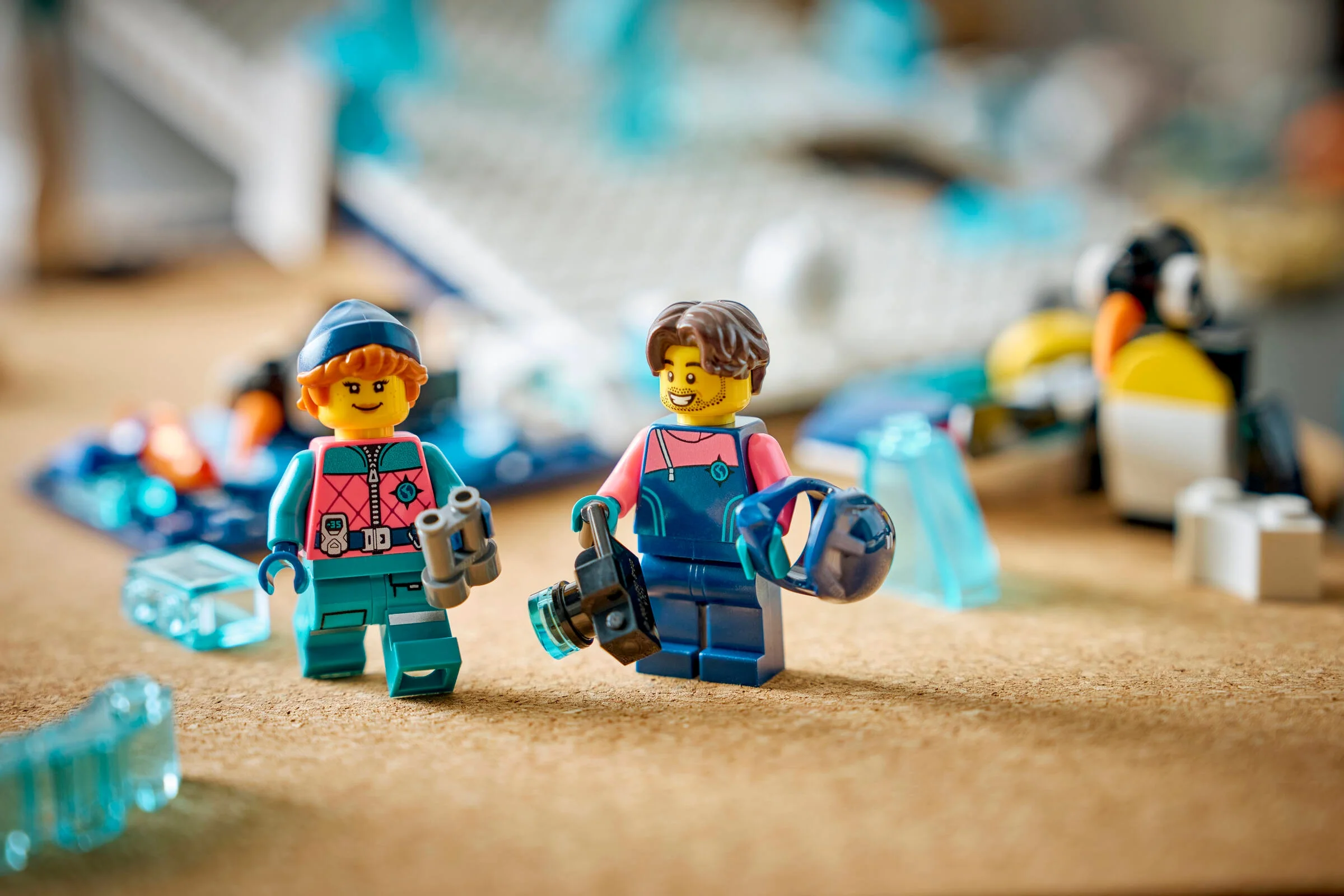 Două minifigurine LEGO din setul Antarctic Animals, cu o cameră și binoclu.