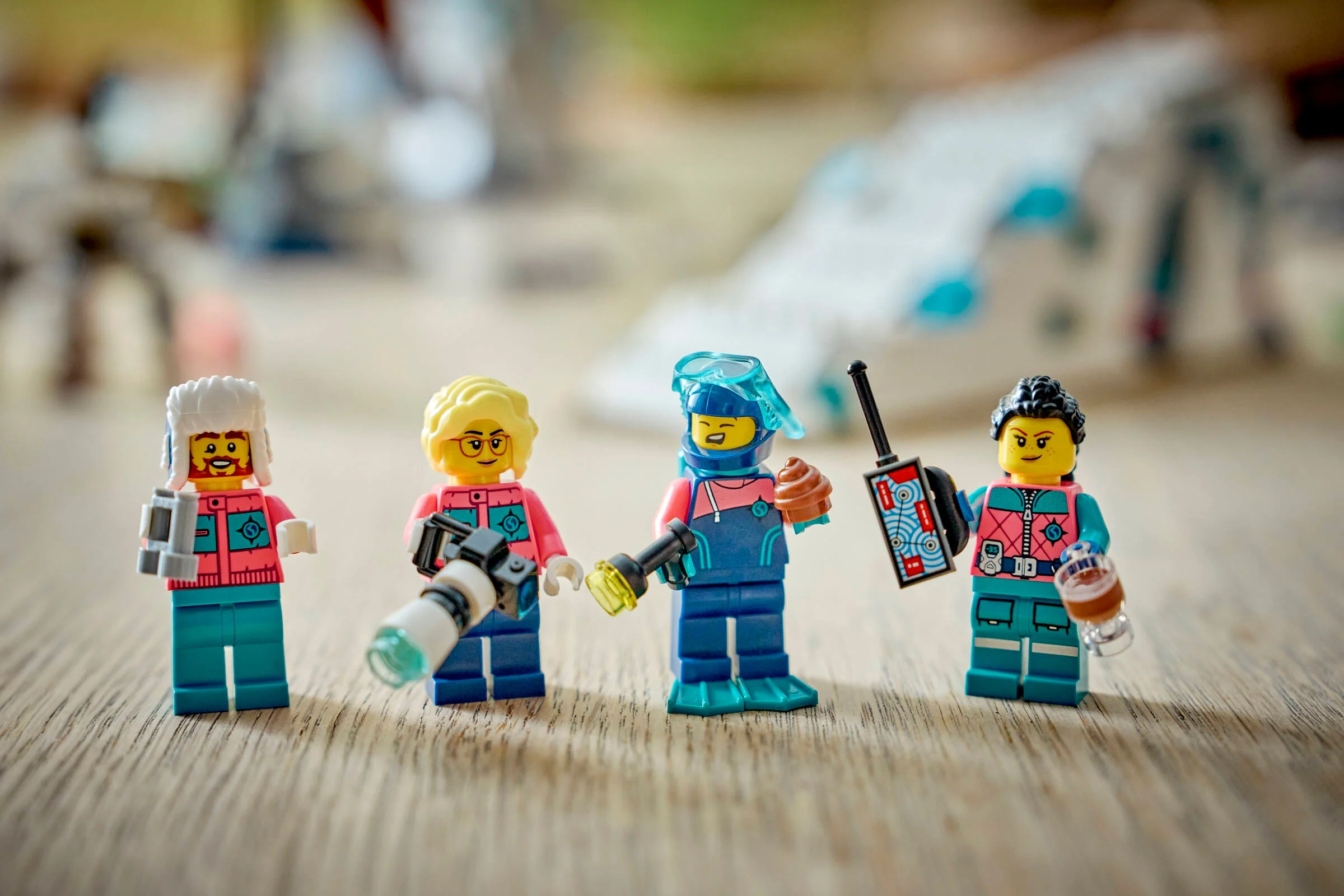 Patru minifigurine LEGO, cercetători arctici, cu diverse accesorii și echipamente de explorare.