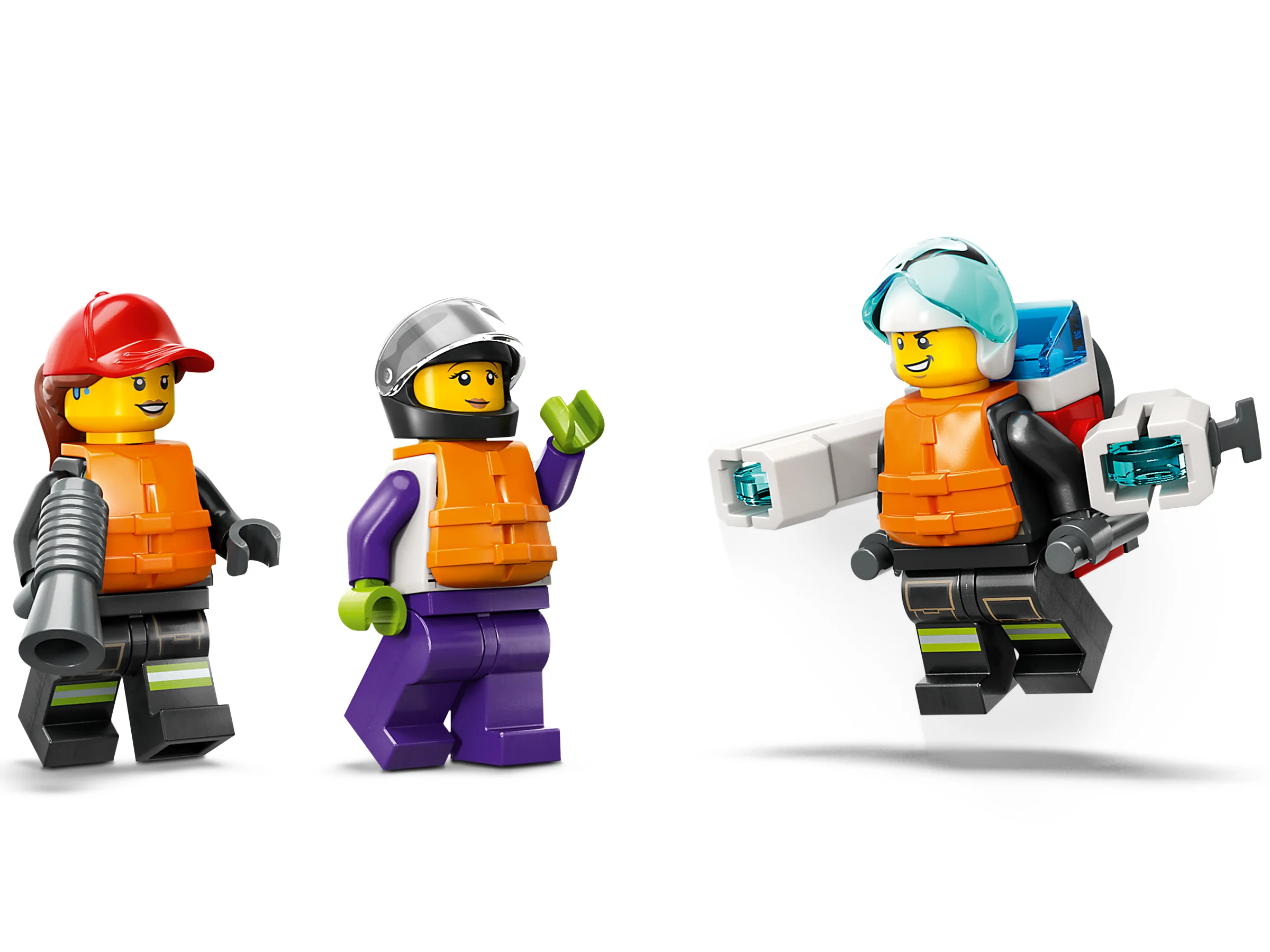 Trei minifigurine LEGO pompieri, gata de acțiune, cu echipamentele lor specifice.