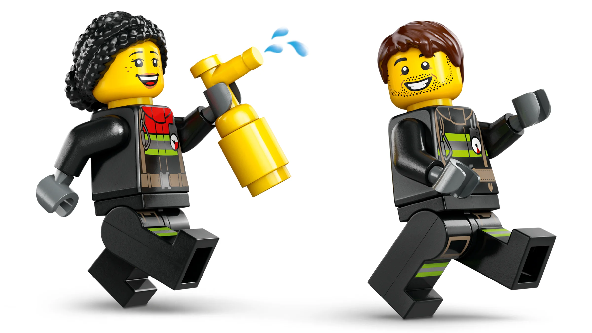 Două minifigurine pompier LEGO în acțiune, una stropind cu un extinctor galben.
