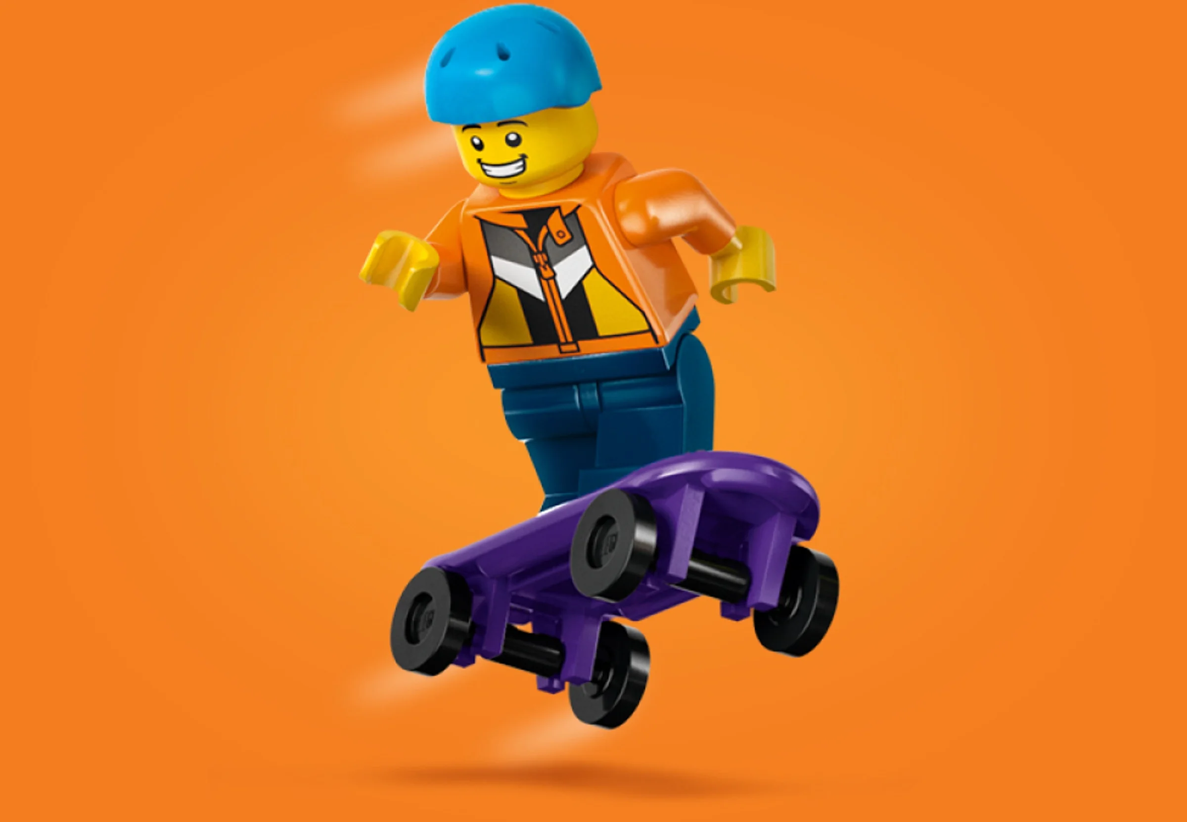Minifigurină zâmbitoare cu cască albastră pe skateboard mov. Detaliu al personajului.