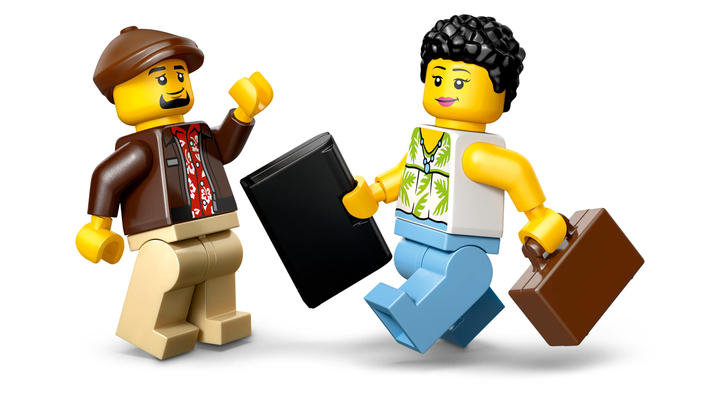 Prim-plan cu două minifigurine LEGO: un șofer și un pasager, ambii zâmbitori.