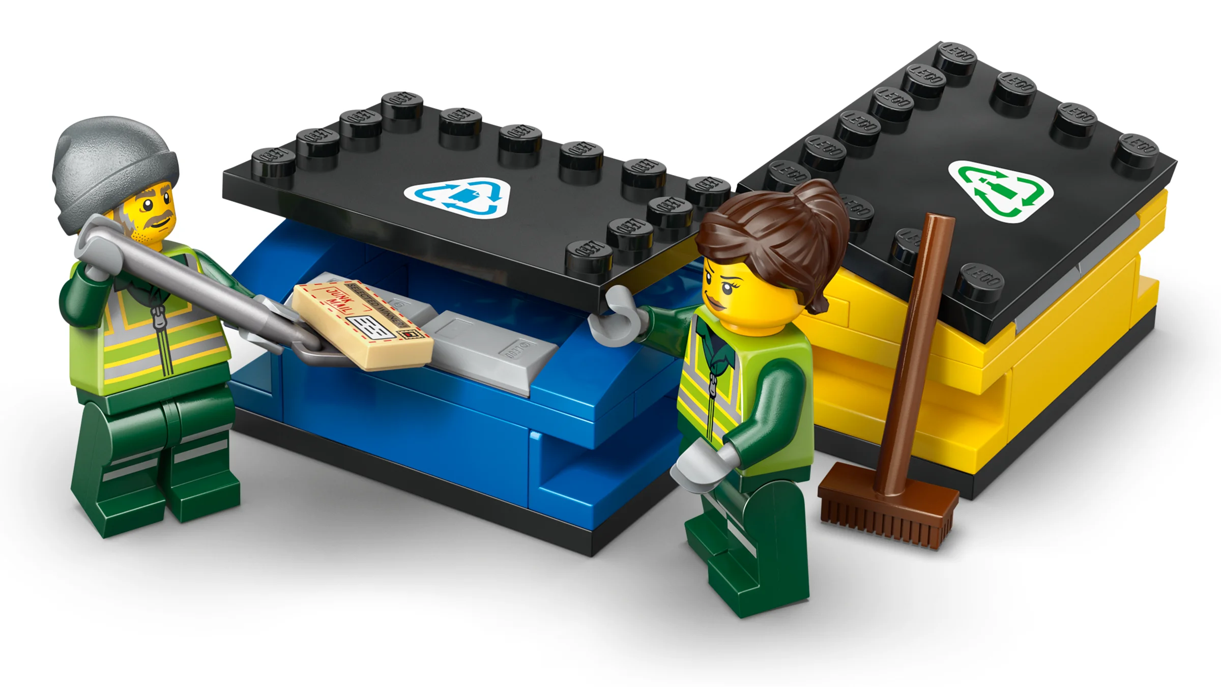 Imagine detaliată cu minifigurinele și containerele de reciclare, perfectă pentru promovarea setului LEGO City.