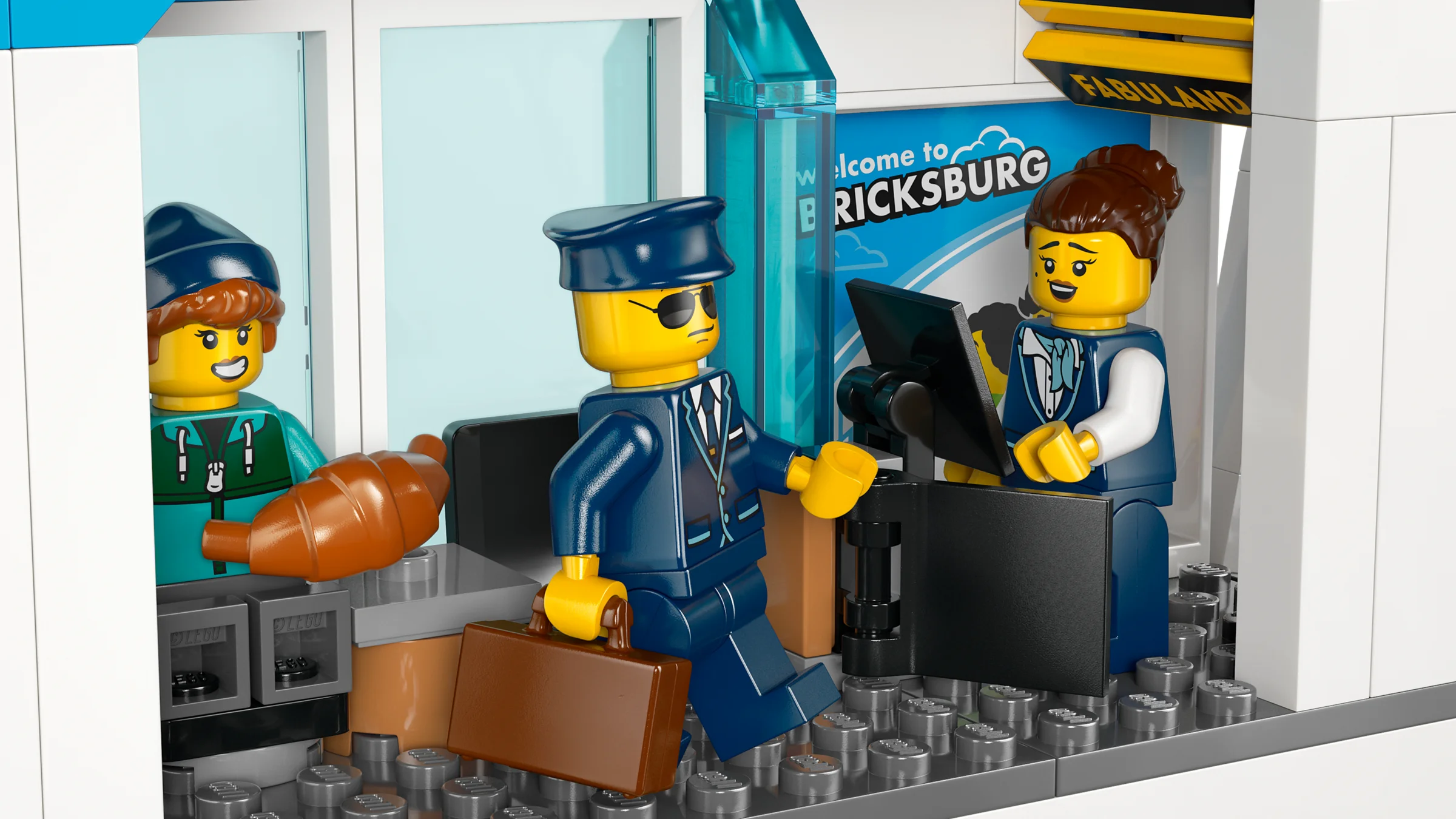 Imagine detaliată cu trei minifigurine LEGO la aeroport, inclusiv un pilot cu valiză.