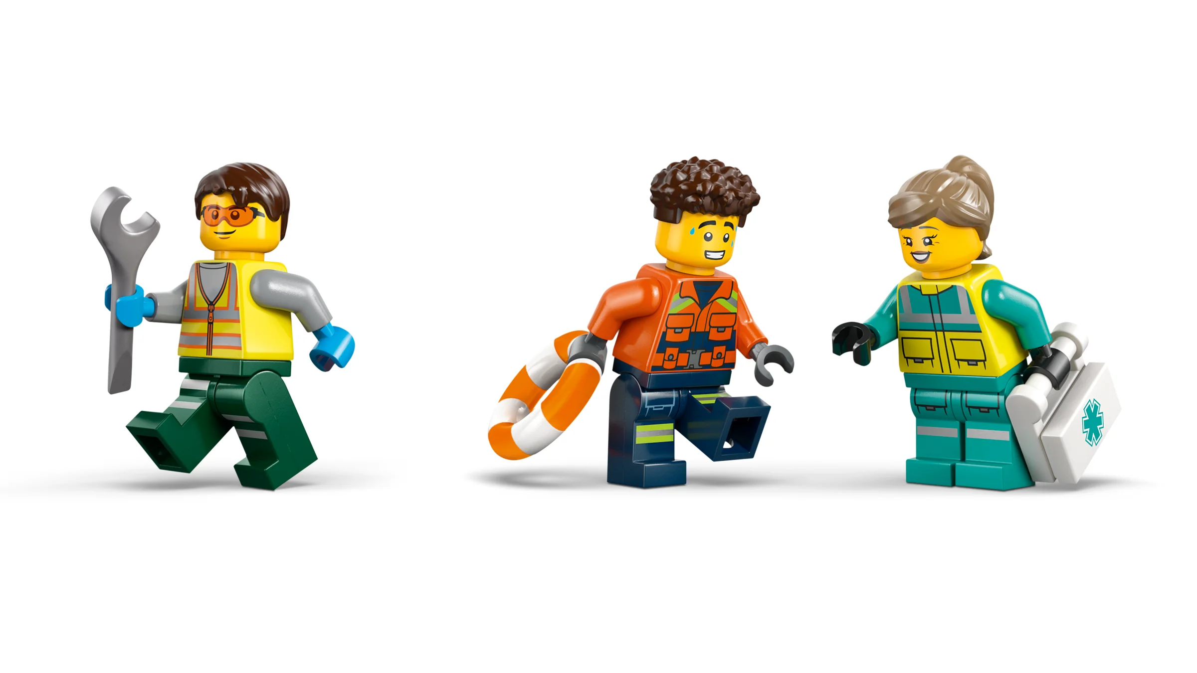 Prim plan cu cele trei minifigurine incluse în set: mecanic, salvamar, medic.