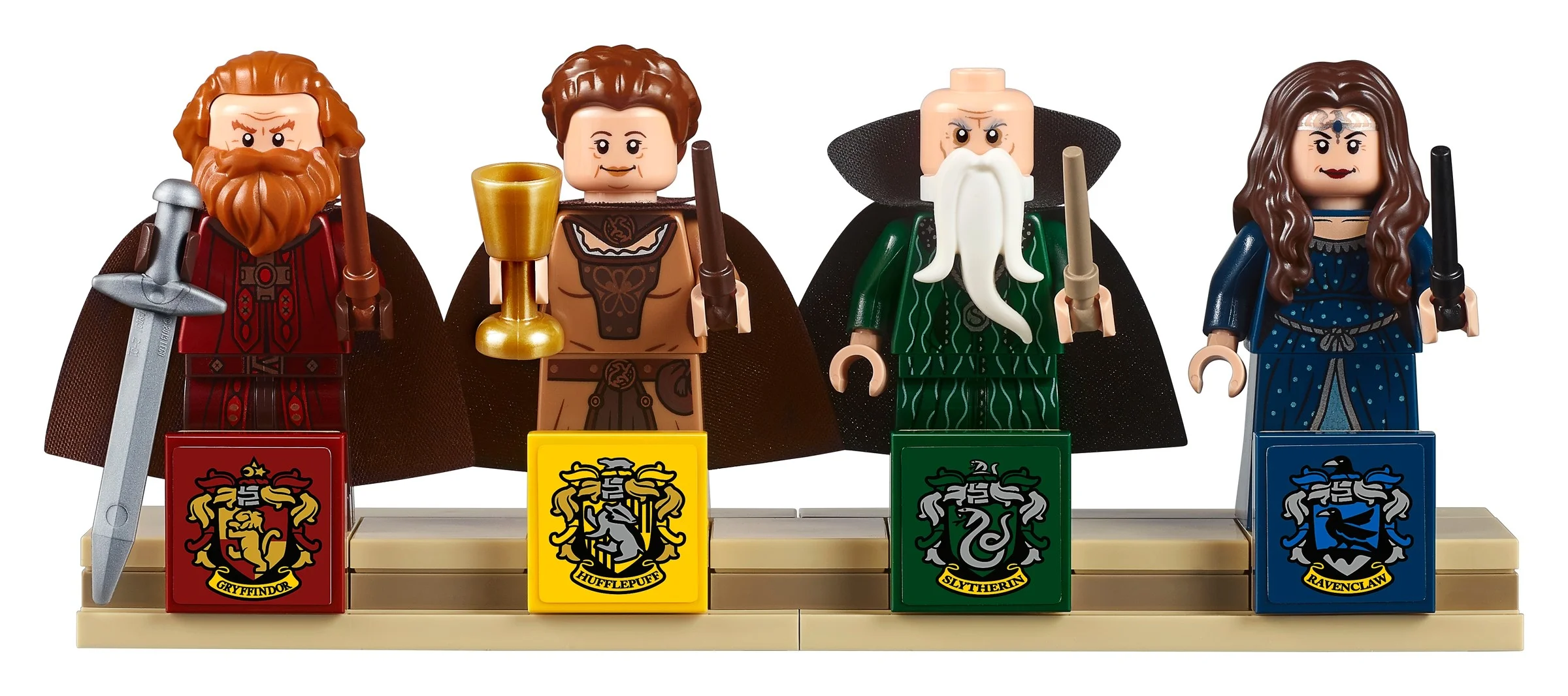 Mini-figurine cu fondatorii celor 4 case Hogwarts: Godric Gryffindor, Helga Hufflepuff, Salazar Slytherin, Rowena Ravenclaw.
