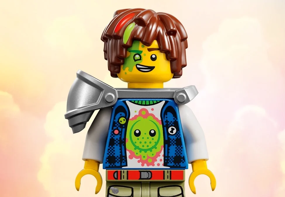 Prim-plan cu o minifigurină LEGO detaliată, cu armură și design colorat.