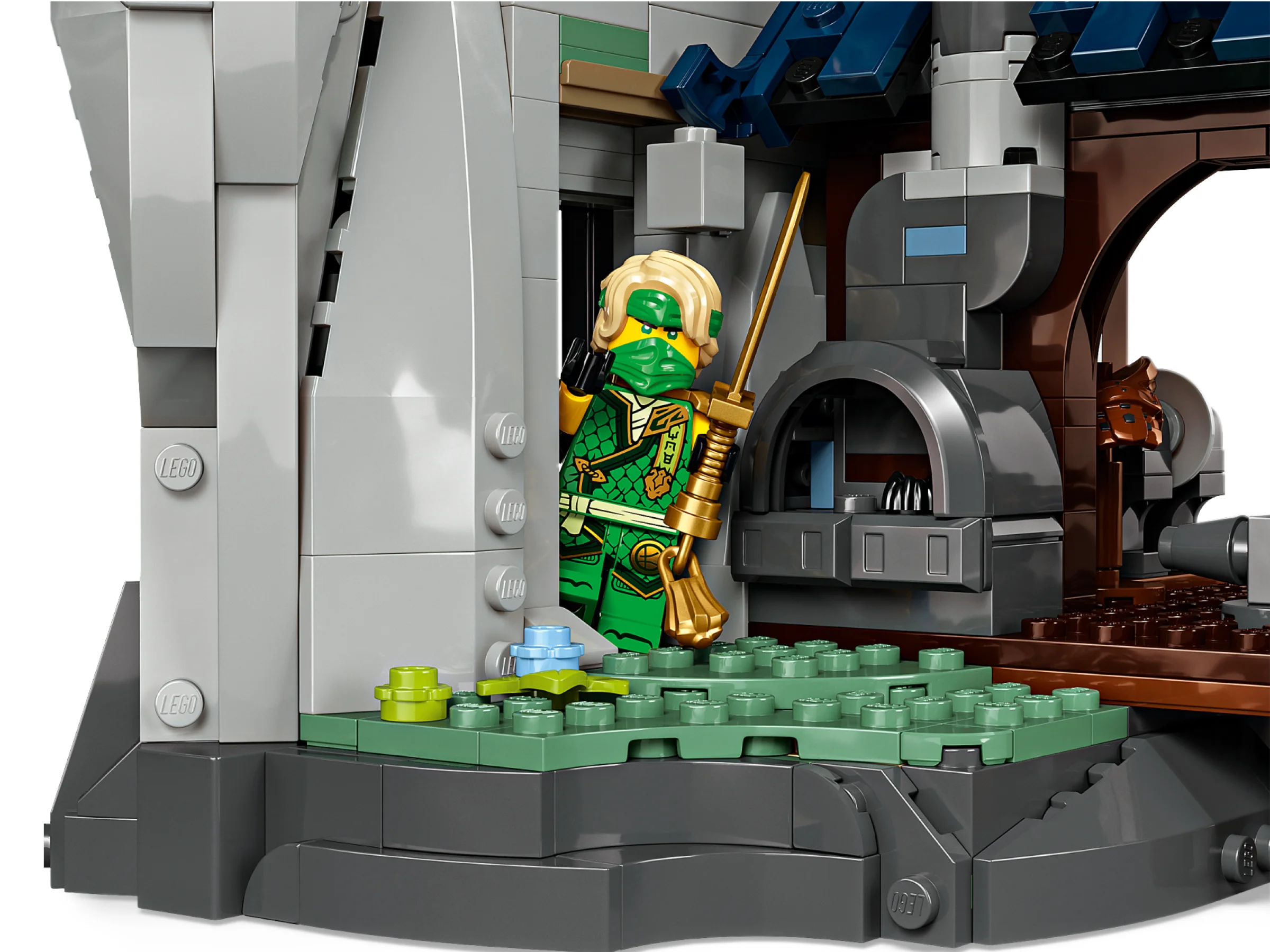 O minifigurină Lloyd stând pe un piedestal verde, parte a templului.
