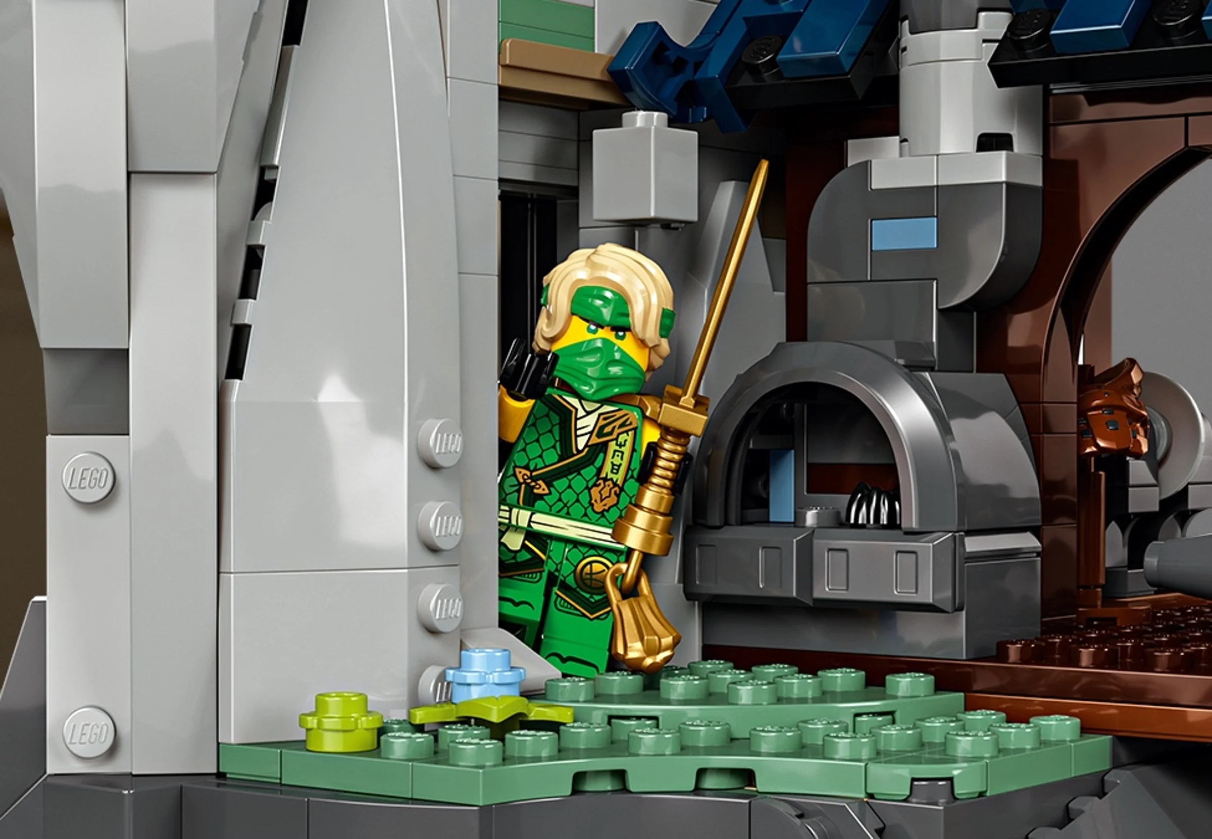 Prim-plan cu Lloyd și detaliile templului din LEGO Ninjago 71814.