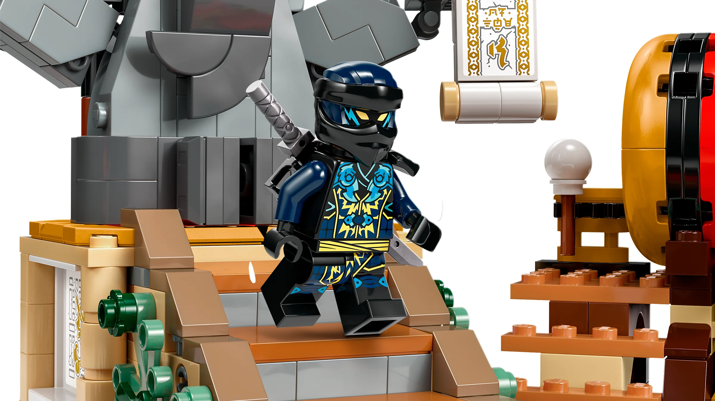Prim-plan cu o minifigurină Ninjago pe arena de luptă, detaliind designul complex.