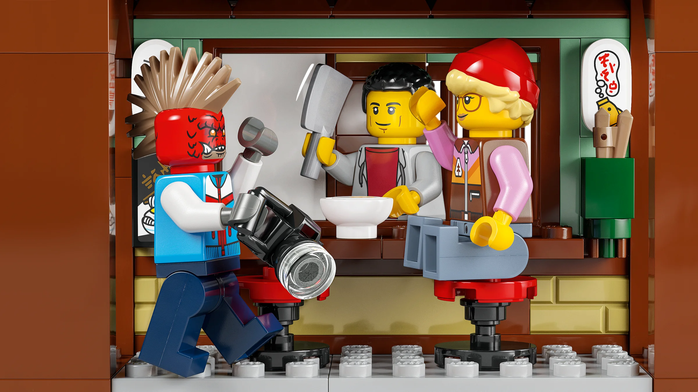Prezentare detaliată a trei minifigurine din setul LEGO Ninjago City Workshops.