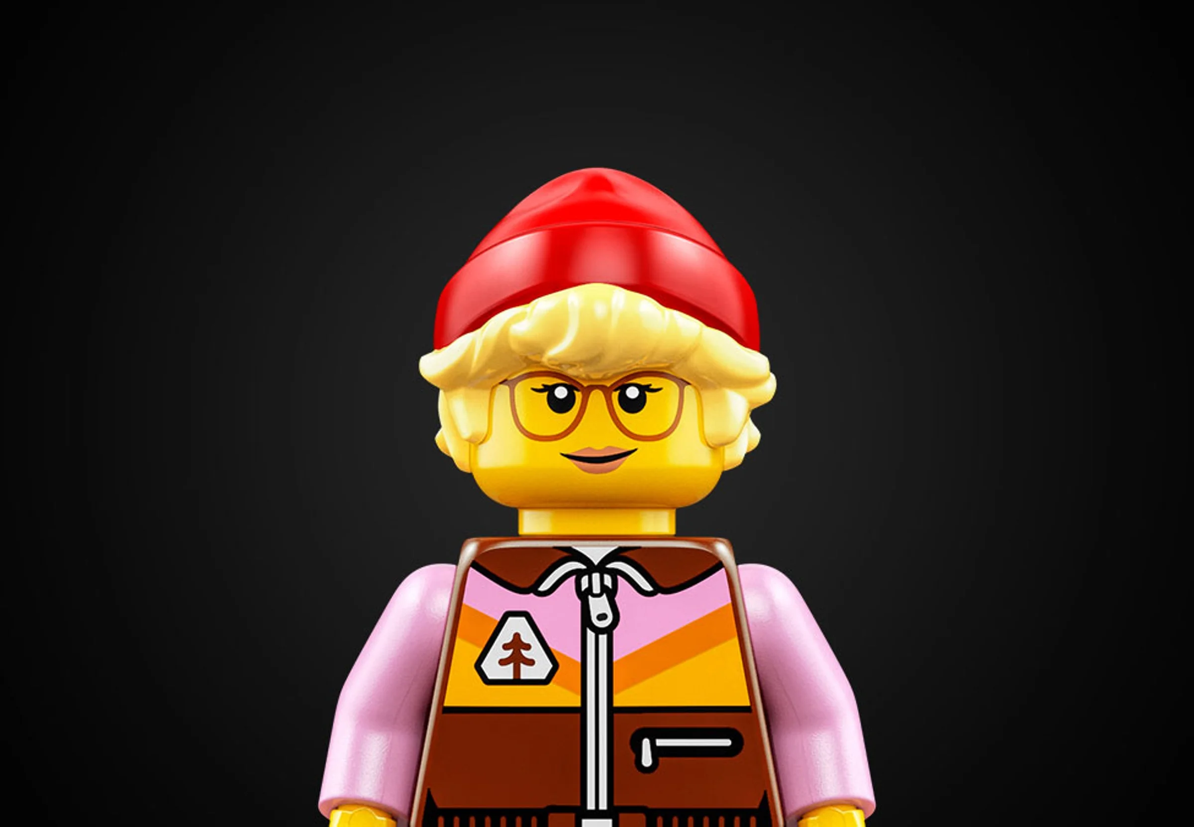 Prim plan cu o minifigurină LEGO cu căciulă roșie și ochelari.