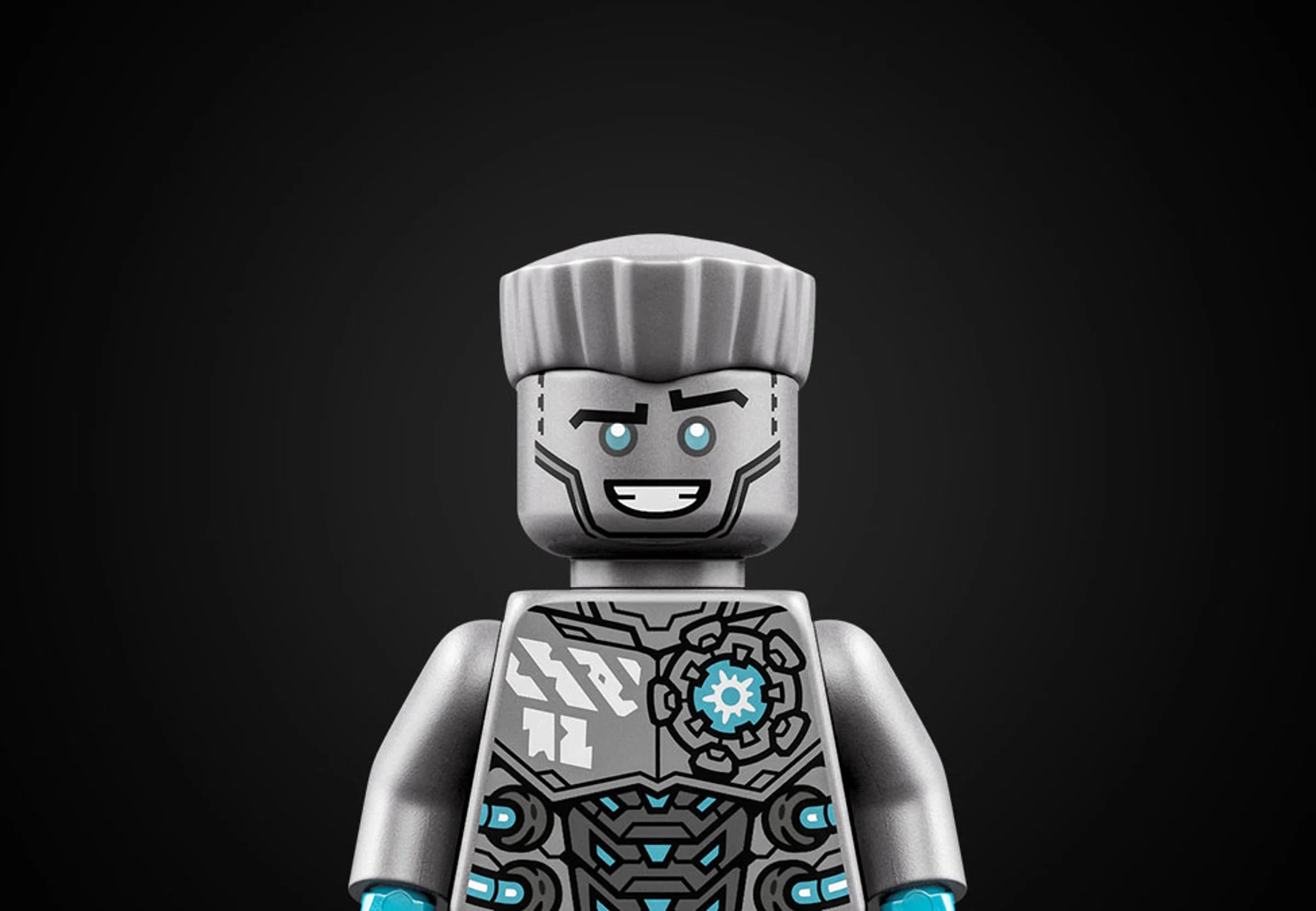 Prim-plan cu minifigurina Zane, din setul LEGO NINJAGO. Detalii fine ale armurii.