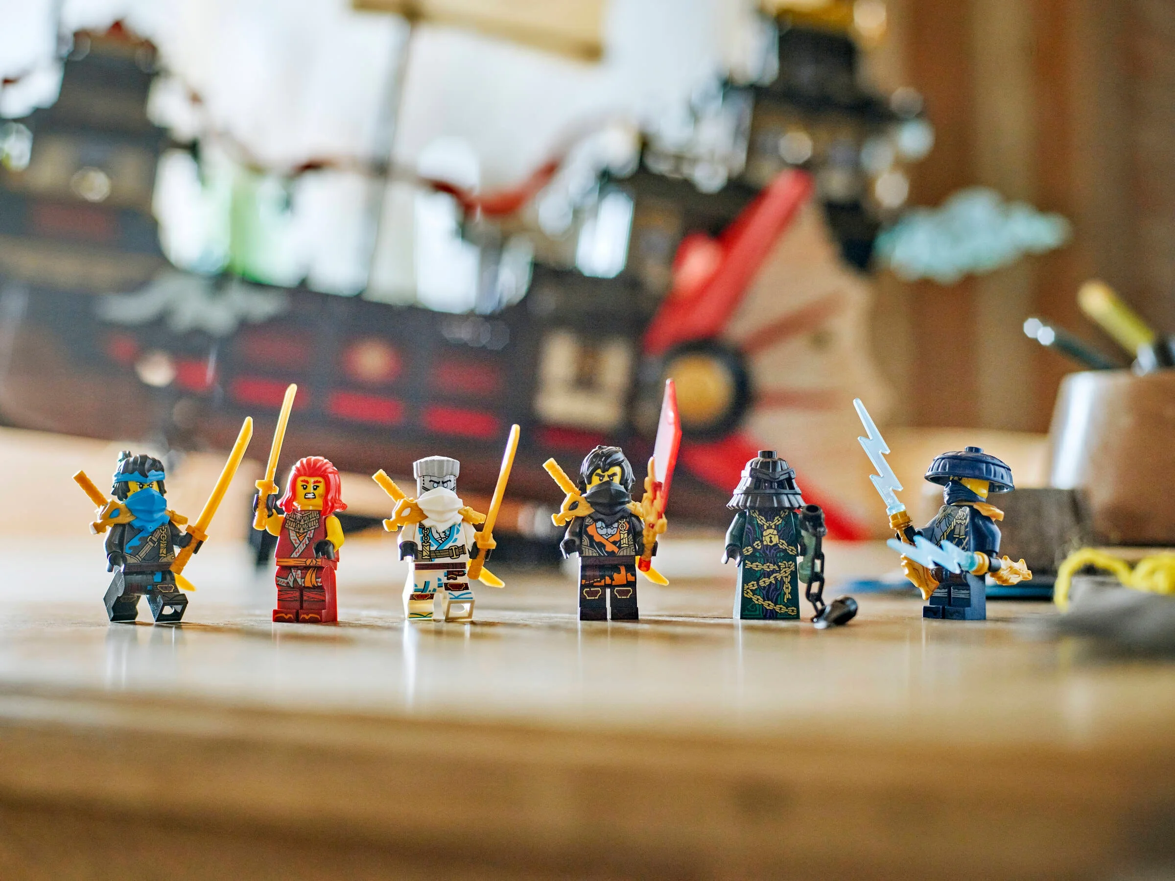 Prezentare cu minifigurinele Ninjago și corabia, Temple Bounty, în fundal.