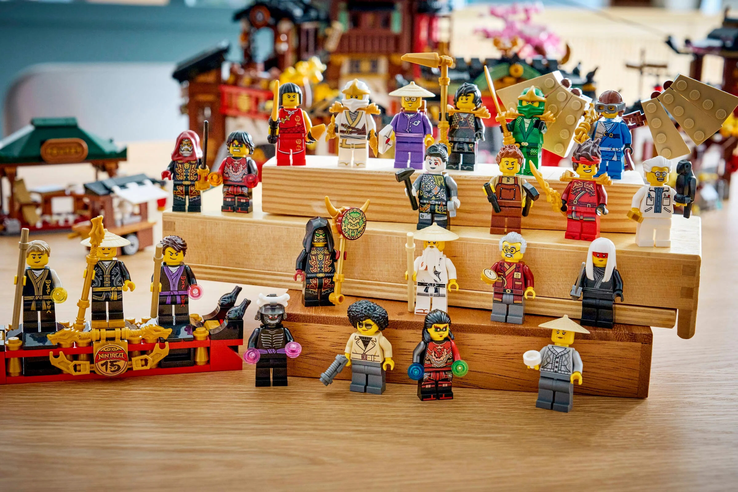 O prezentare detaliată a numeroaselor minifigurine din setul LEGO Ninjago 71861, cu clădiri în fundal.