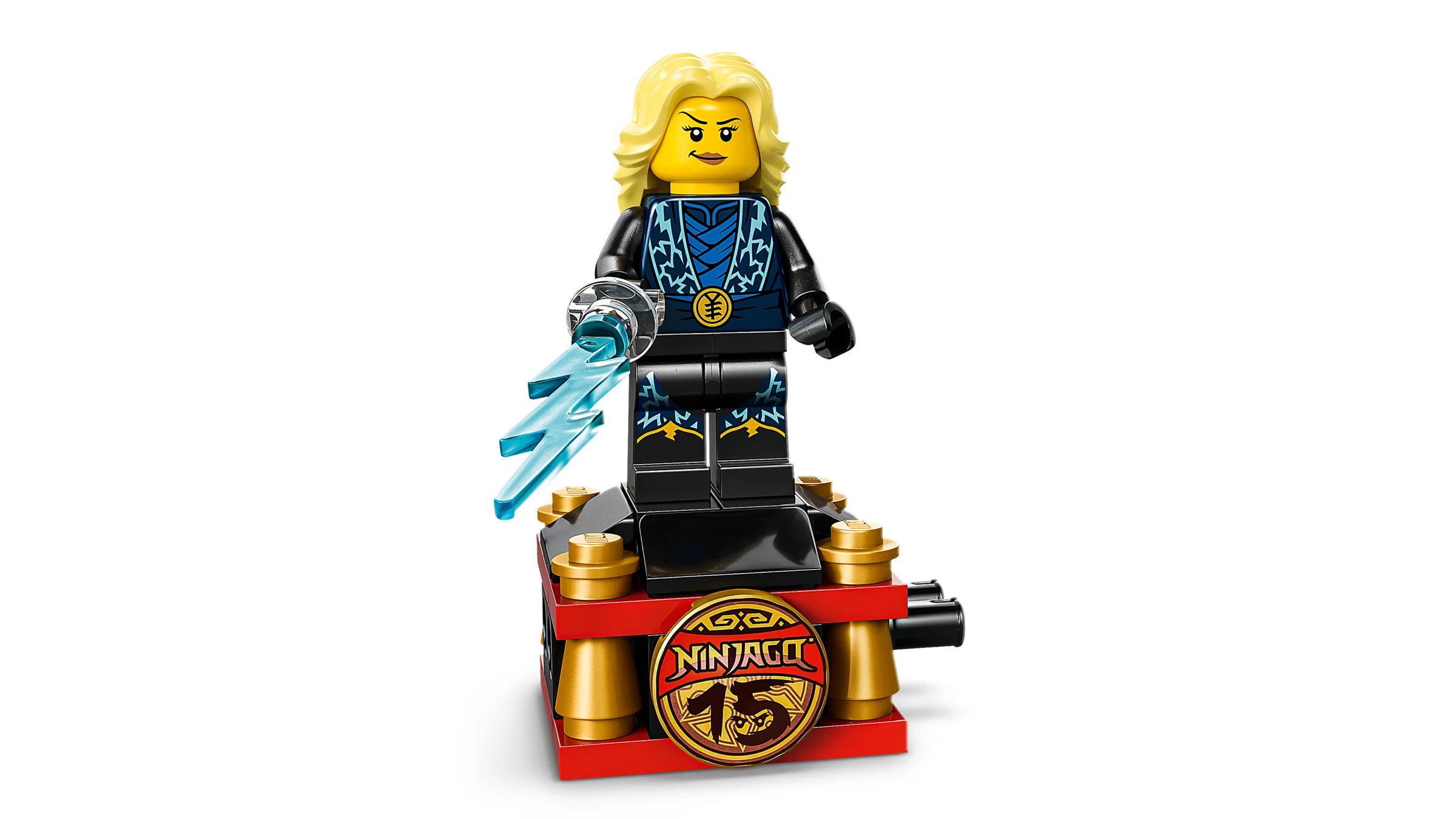 O minifigurină LEGO Ninjago, detaliată, pe un stand cu însemnele aniversare.