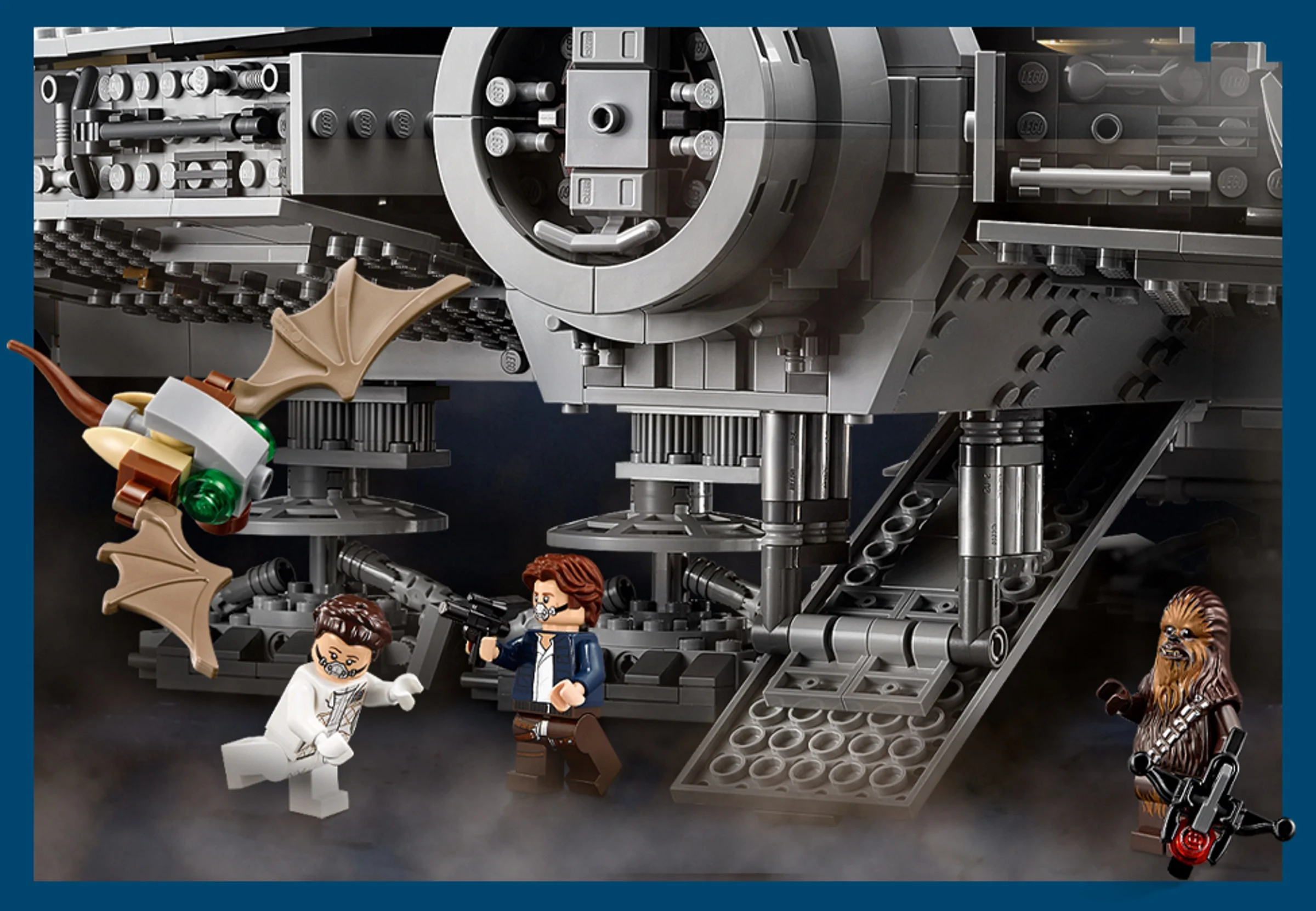 Mini-figurinele Han Solo, Chewbacca și un membru al echipajului în interiorul Millennium Falcon.