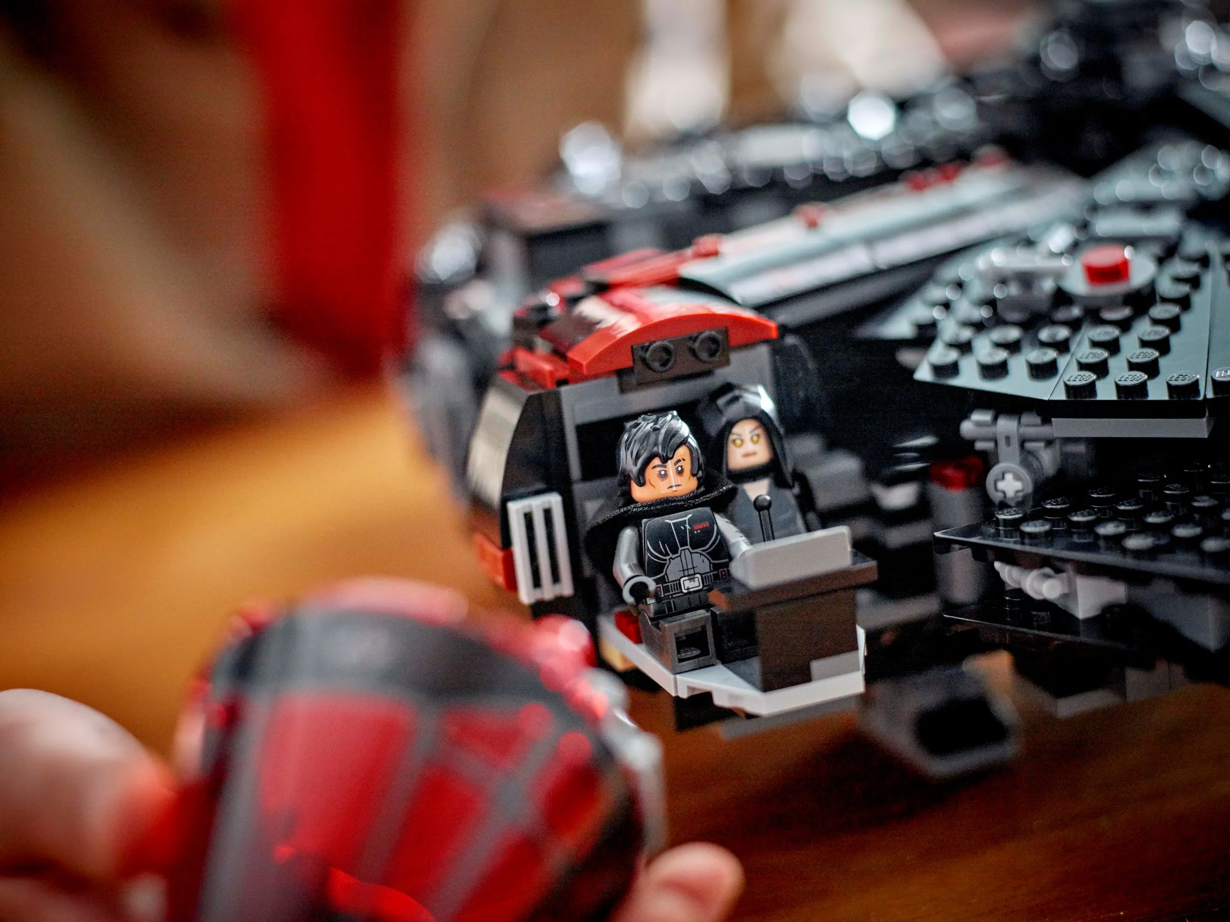 Prim-plan cu minifigurinele din setul LEGO 75389, 