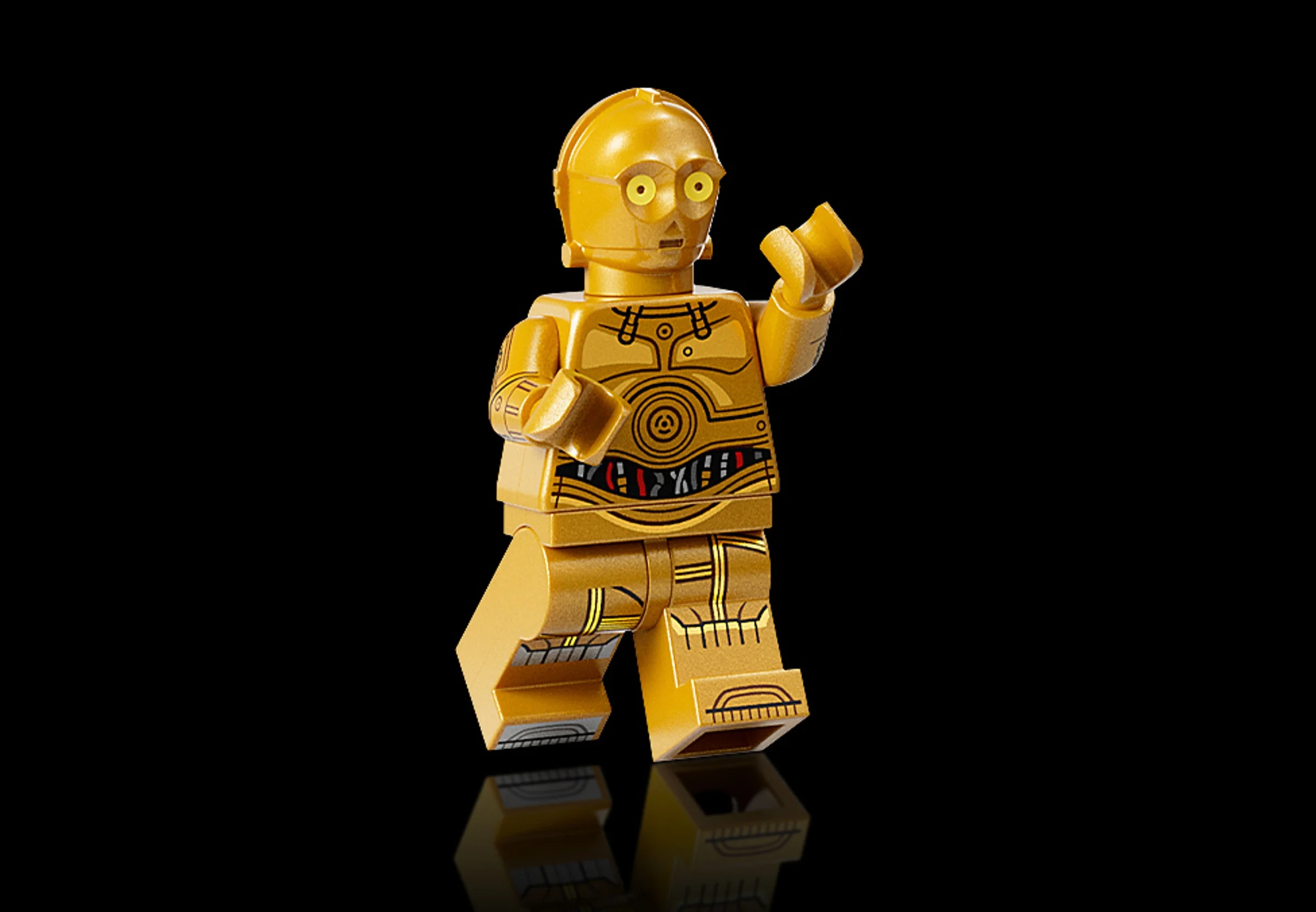 Prim-plan cu minifigurina C-3PO aurie, detaliată și expresivă, pe fundal negru.