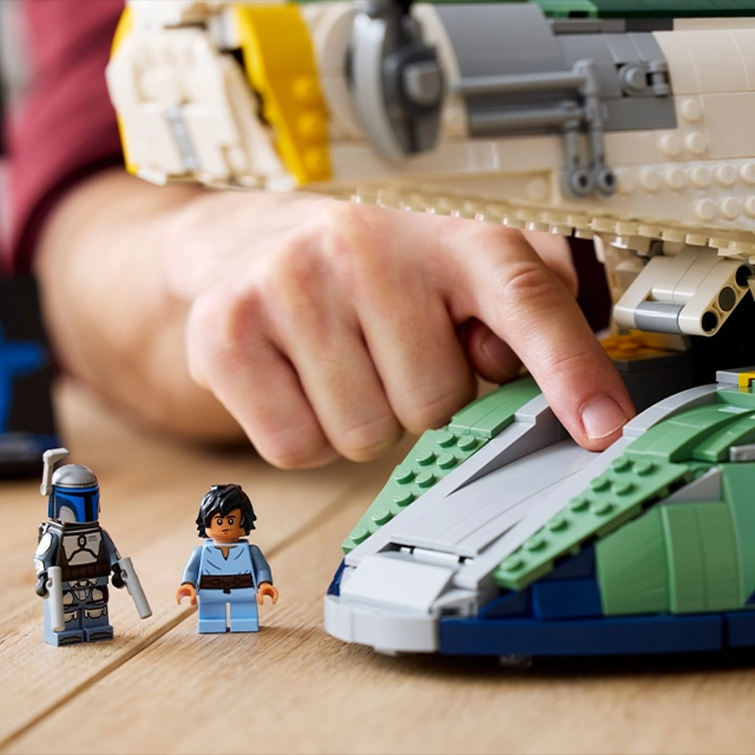 Prim-plan cu minifigurinele Jango Fett și Boba Fett alături de nava. Construcție detaliată. 