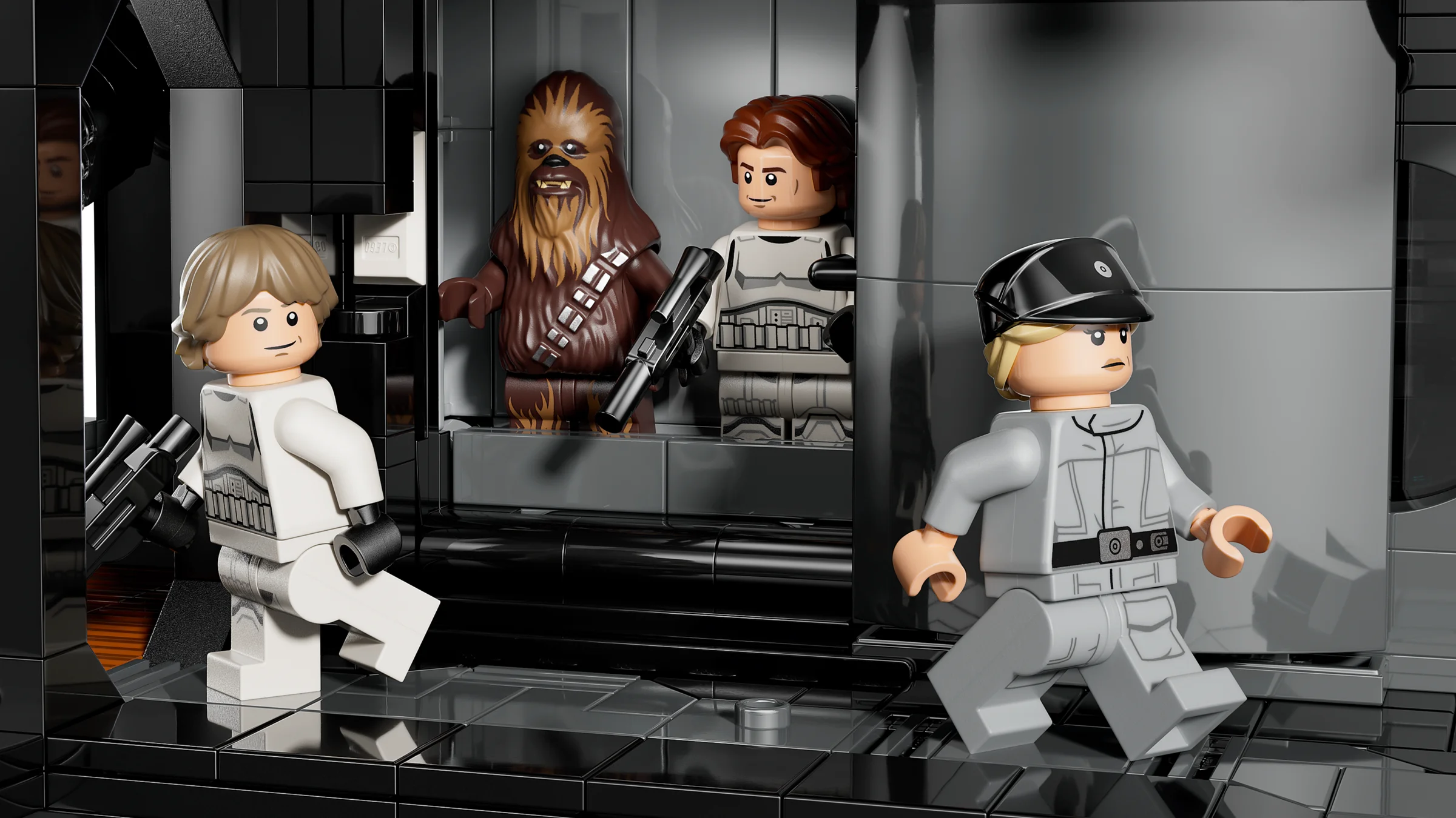 Minifigurinele Luke, Han, Chewbacca și un ofițer imperial în interiorul modelului Death Star.
