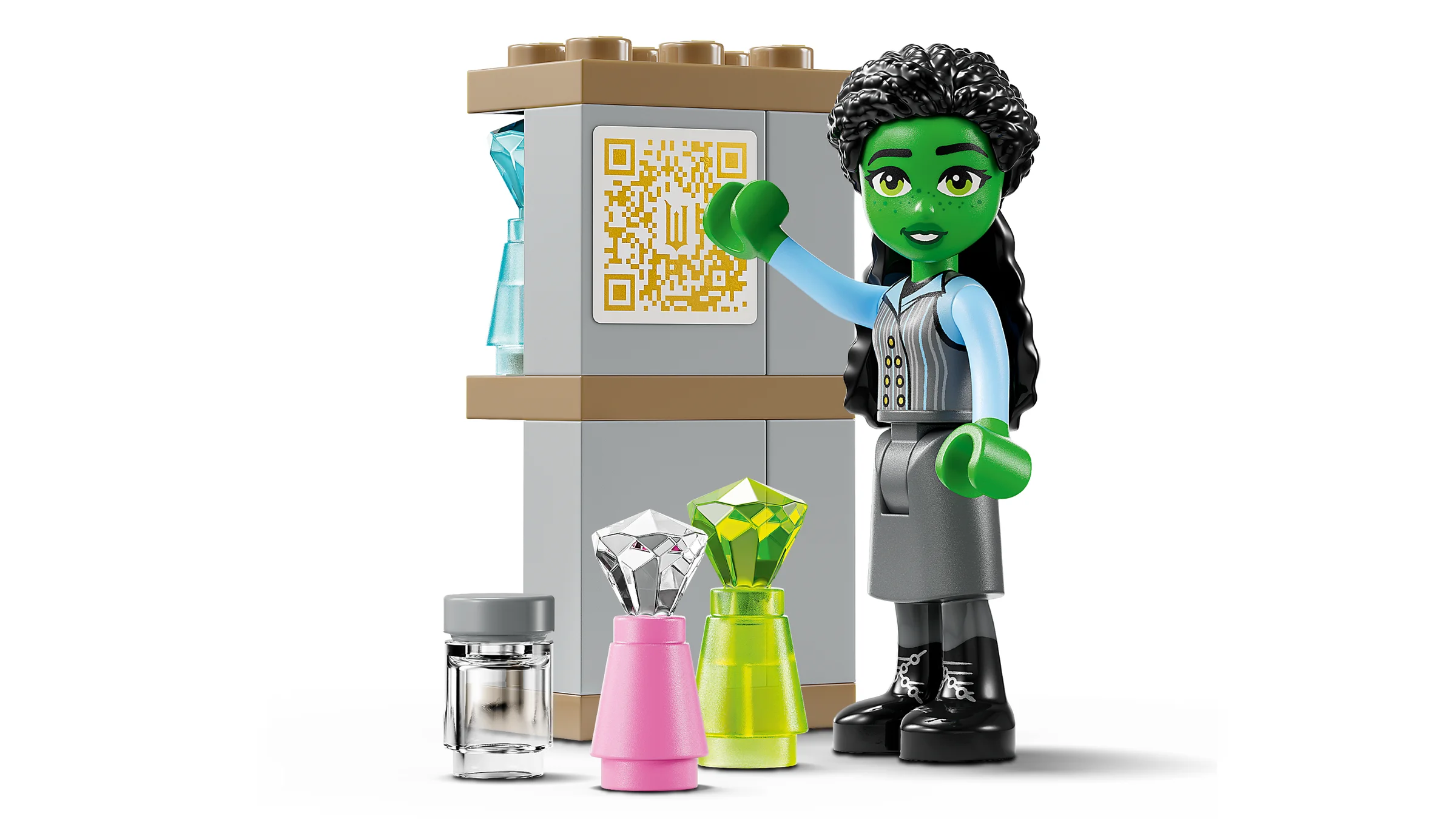 Elphaba LEGO verde lângă dulap cu scaner și bijuterii colorate. Setul 75681, Wicked.