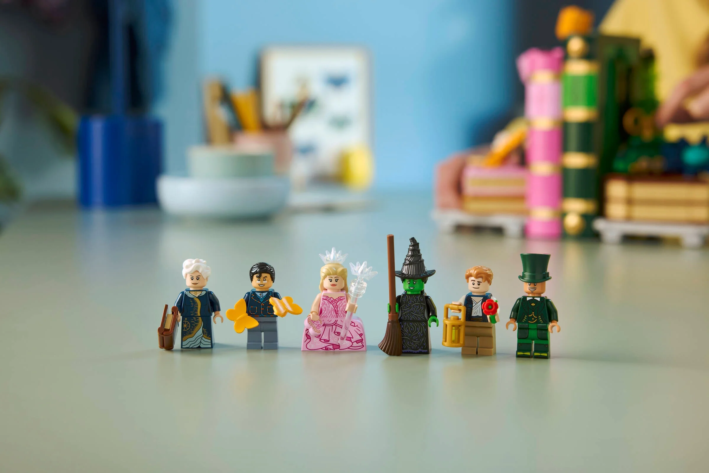 Prezentare detaliată a minifigurinelor din setul LEGO Glinda & Elphaba. Toate personajele sunt vizibile.