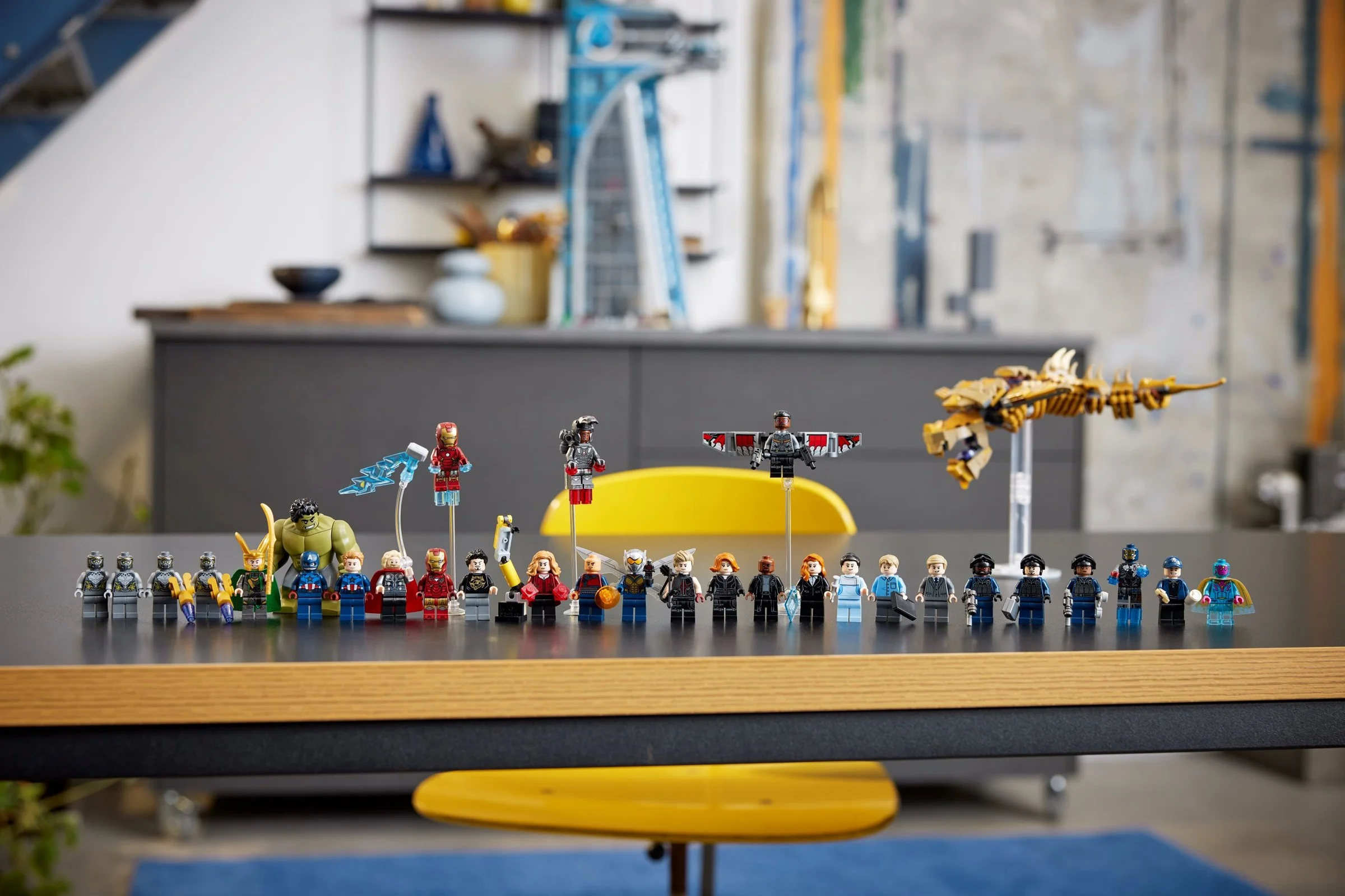 Imagine cu toate minifigurinele din setul Avengers Tower, inclusiv Chitauri Leviathan.
