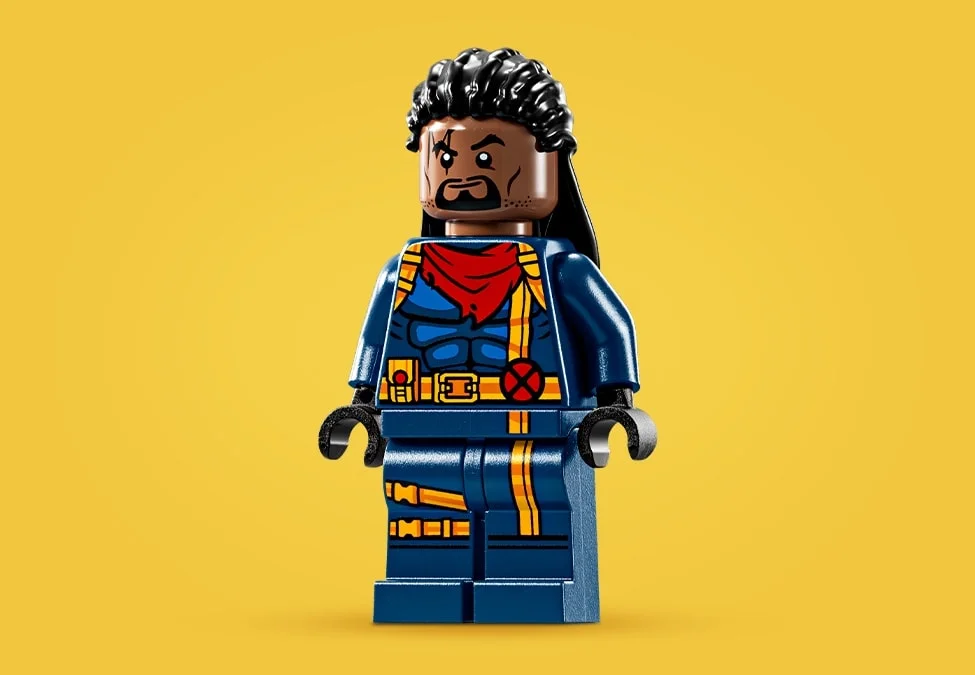 Minifigurină Lego Bishop, cu costumul său albastru și galben distinctiv. Detalii fine.