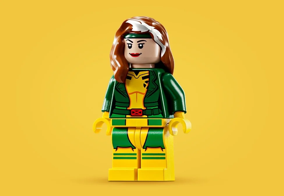 O minifigurină LEGO Rogue, din setul X-Mansion, pe un fundal galben simplu.