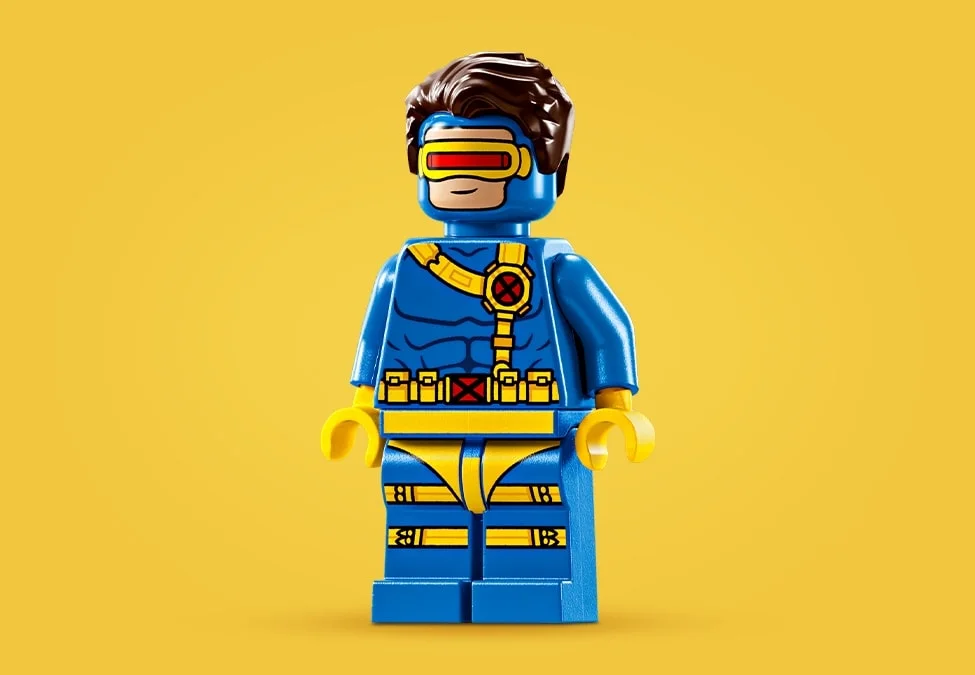 Prim-plan cu minifigurina Cyclops, cu costum albastru și galben. Detalii precise.
