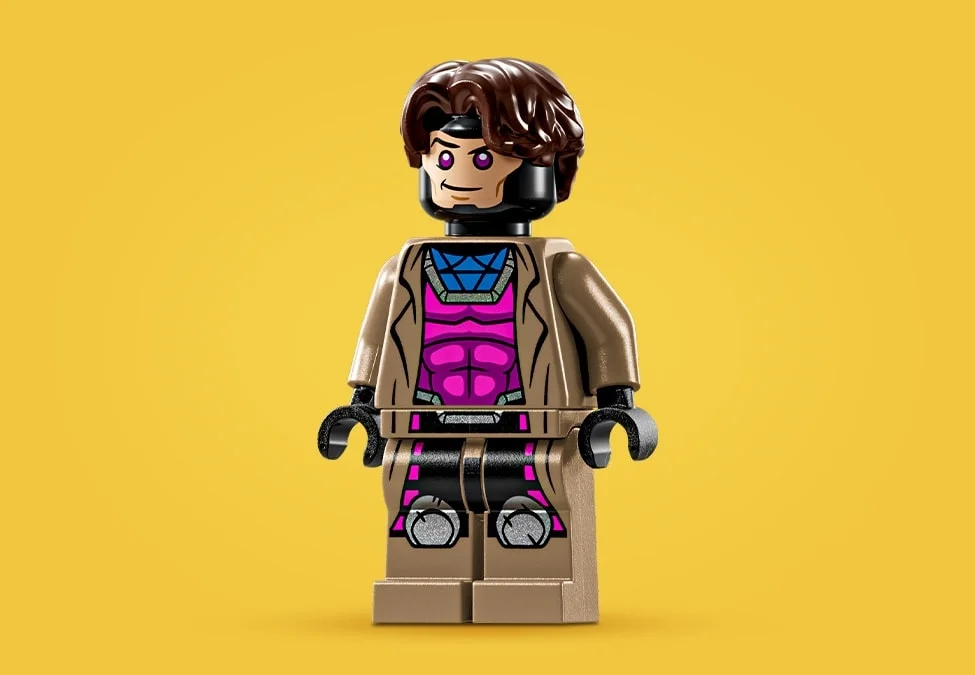 Prim-plan cu minifigurina Lego Gambit, din setul X-Mansion, cu detalii precise.